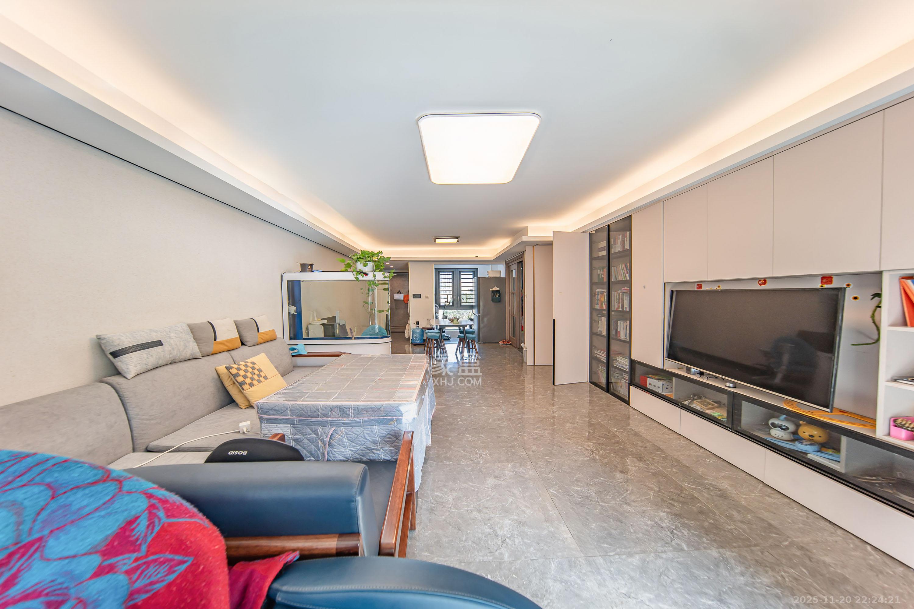 中海阅麓山一期 4室2厅2卫 198.0万 中海阅麓山一期 4室2厅2卫 198.0万客厅