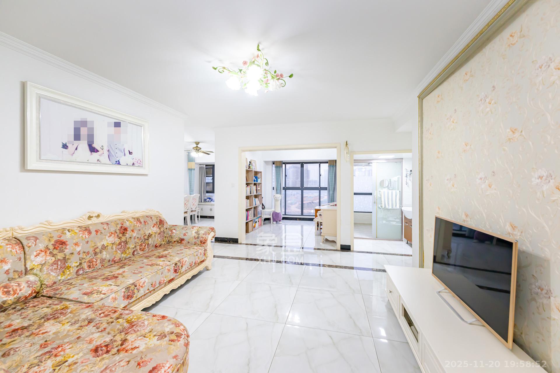 勤诚达新界  4室2厅2卫    92.0万客厅