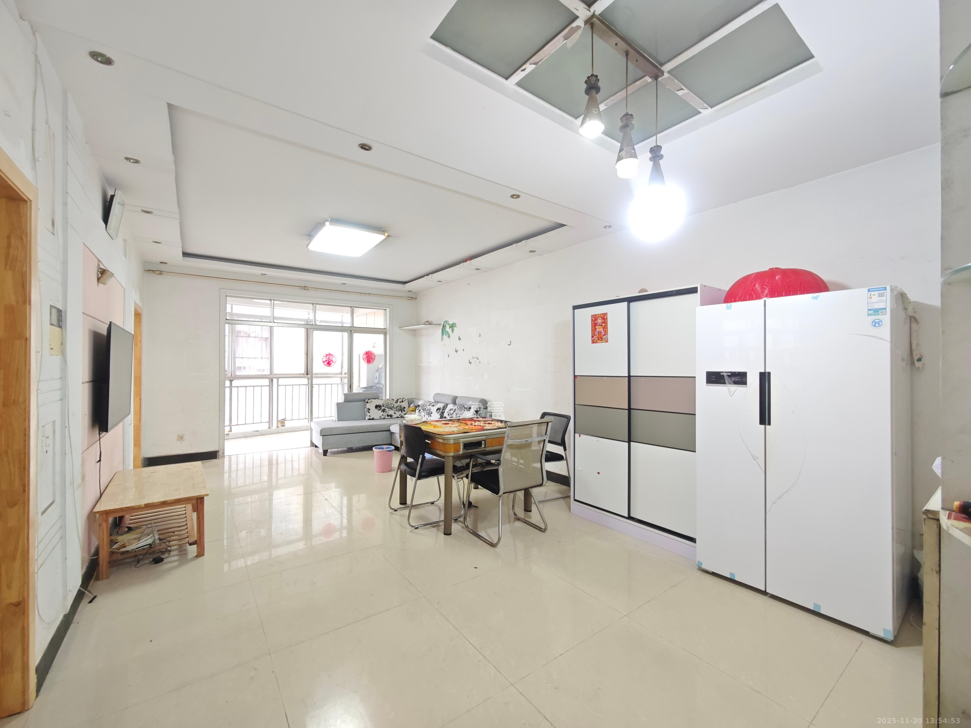 华瑞电子商厦（湖南科佳摄影城）  3室1厅1卫    2600.0元/月