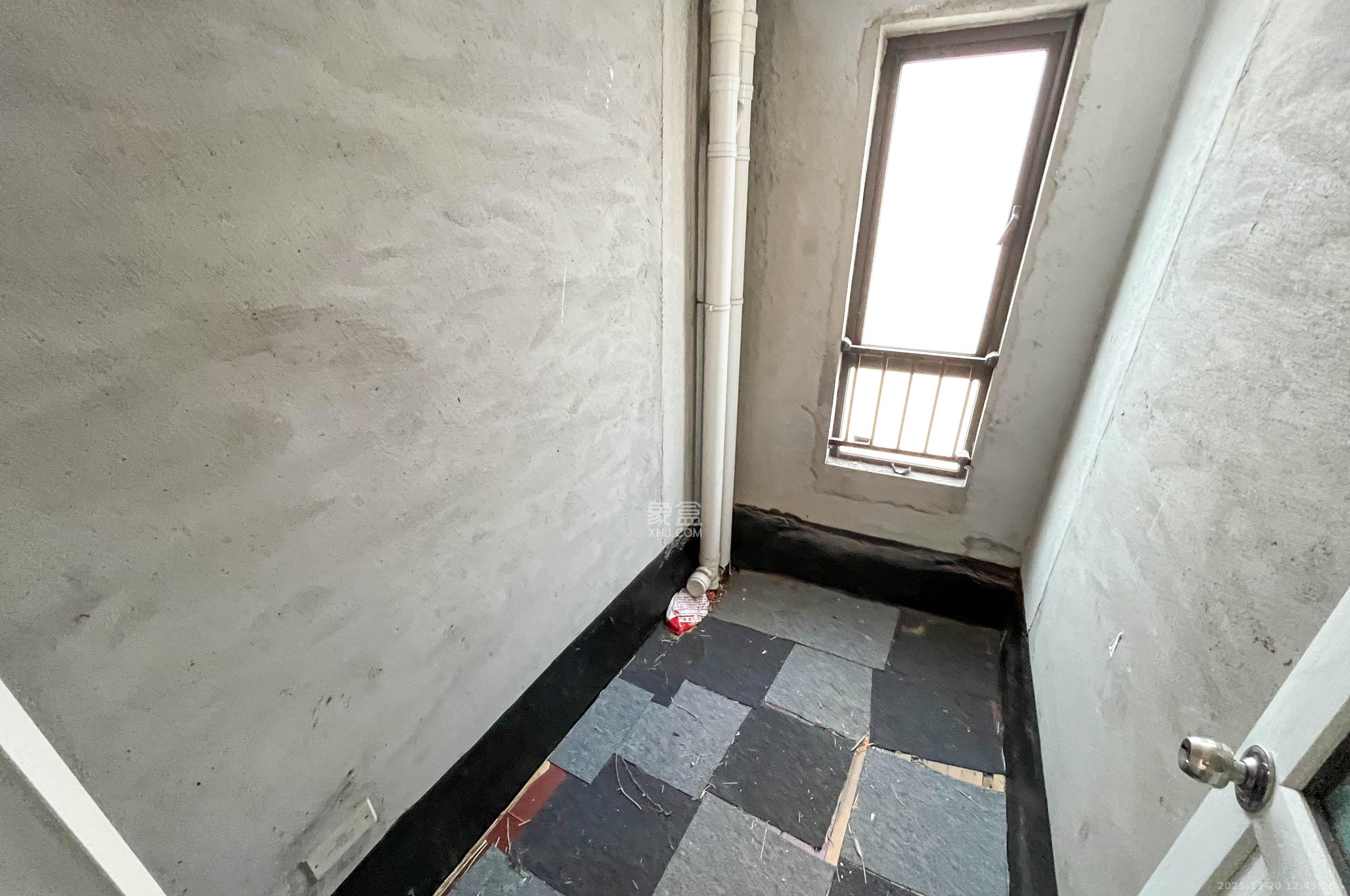 达美D6区  4室2厅1卫    120.0万卫生间