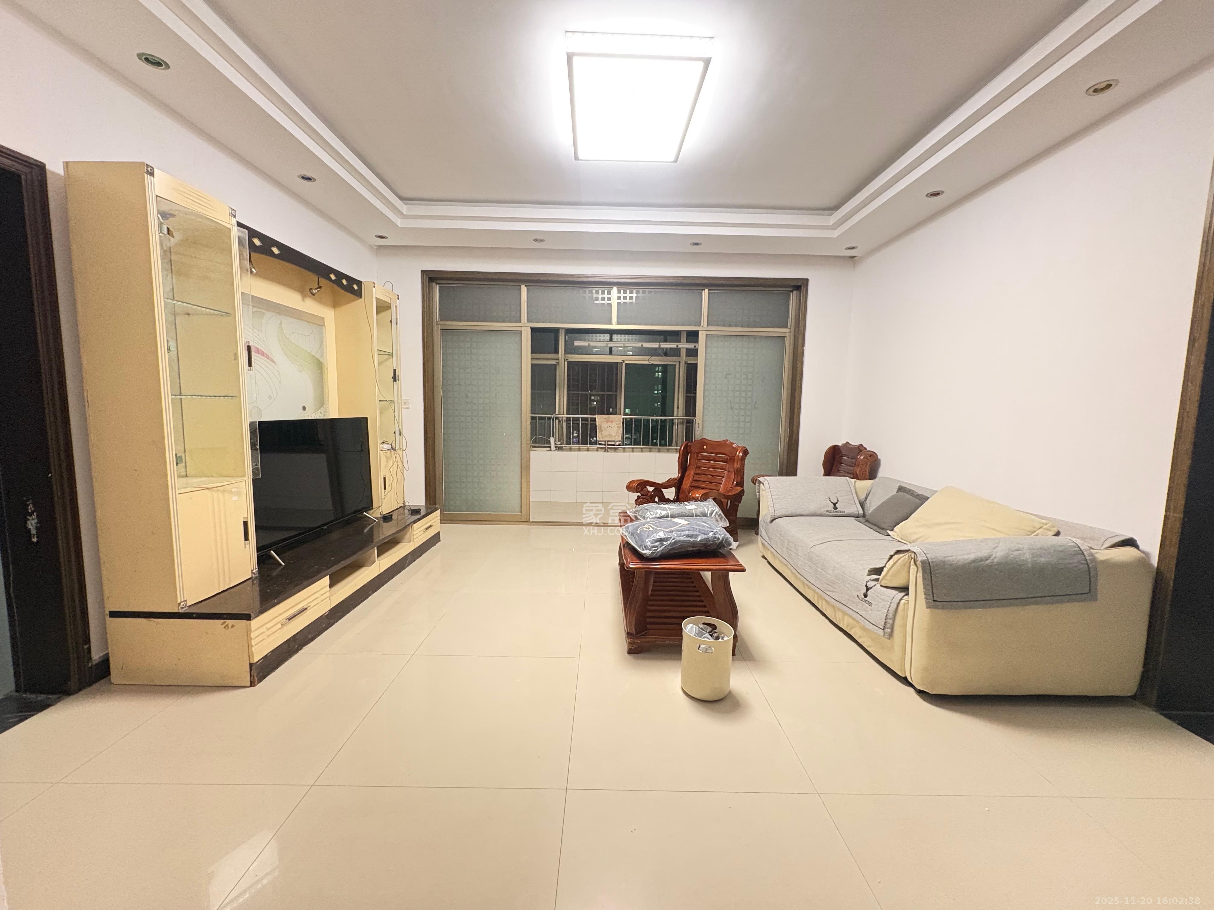 莲湖大厦  3室2厅2卫    2400.0元/月室内图