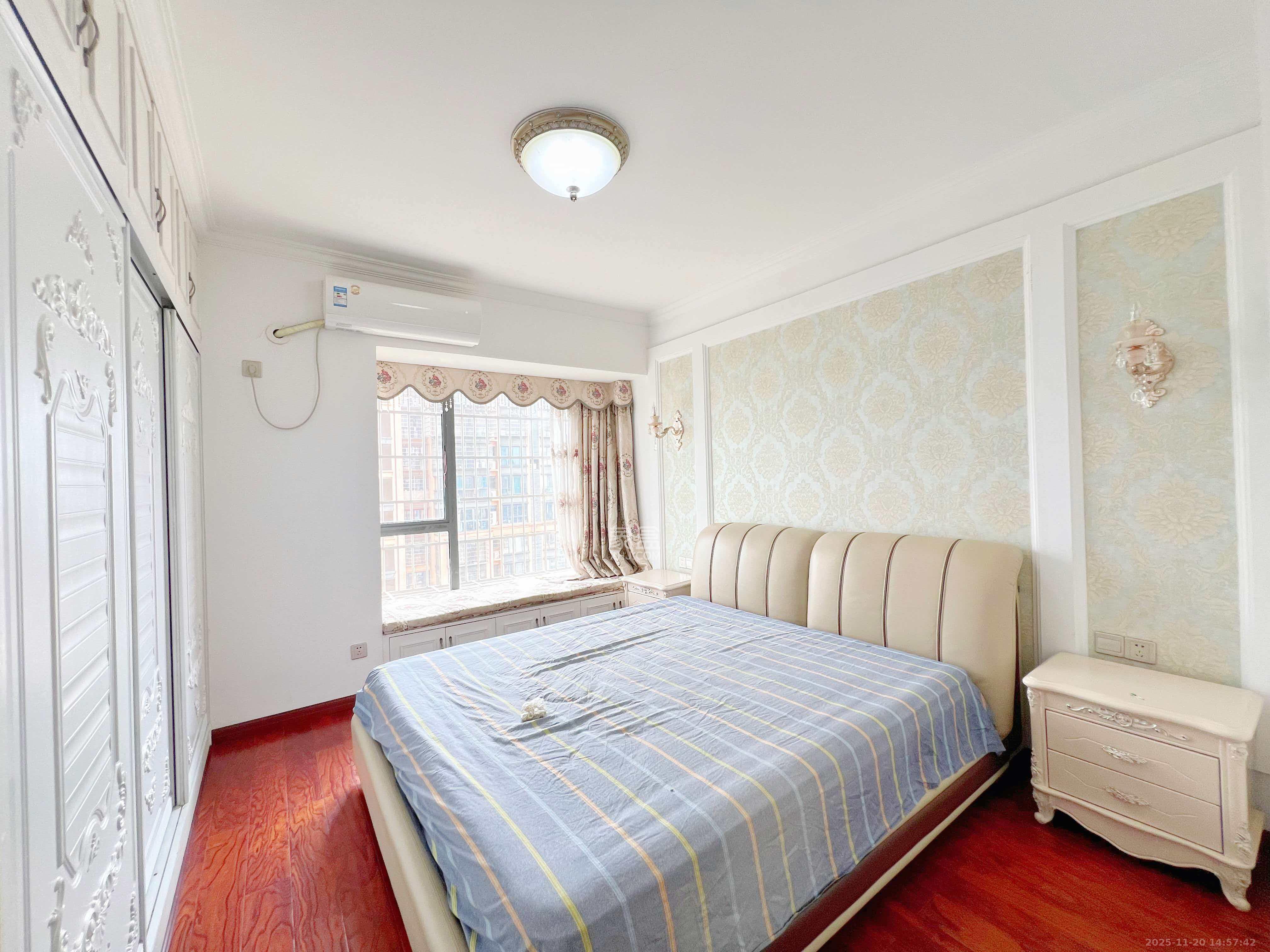 中城丽景香山园 3室2厅2卫 3500.0元/月 中城丽景香山园 3室2厅2卫 3500.0元/月室内图