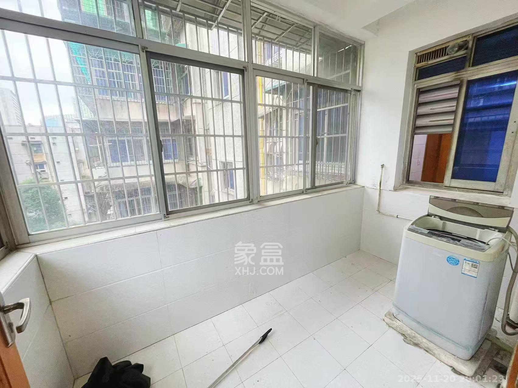 省军区宿舍  3室2厅2卫    2600.0元/月室内图