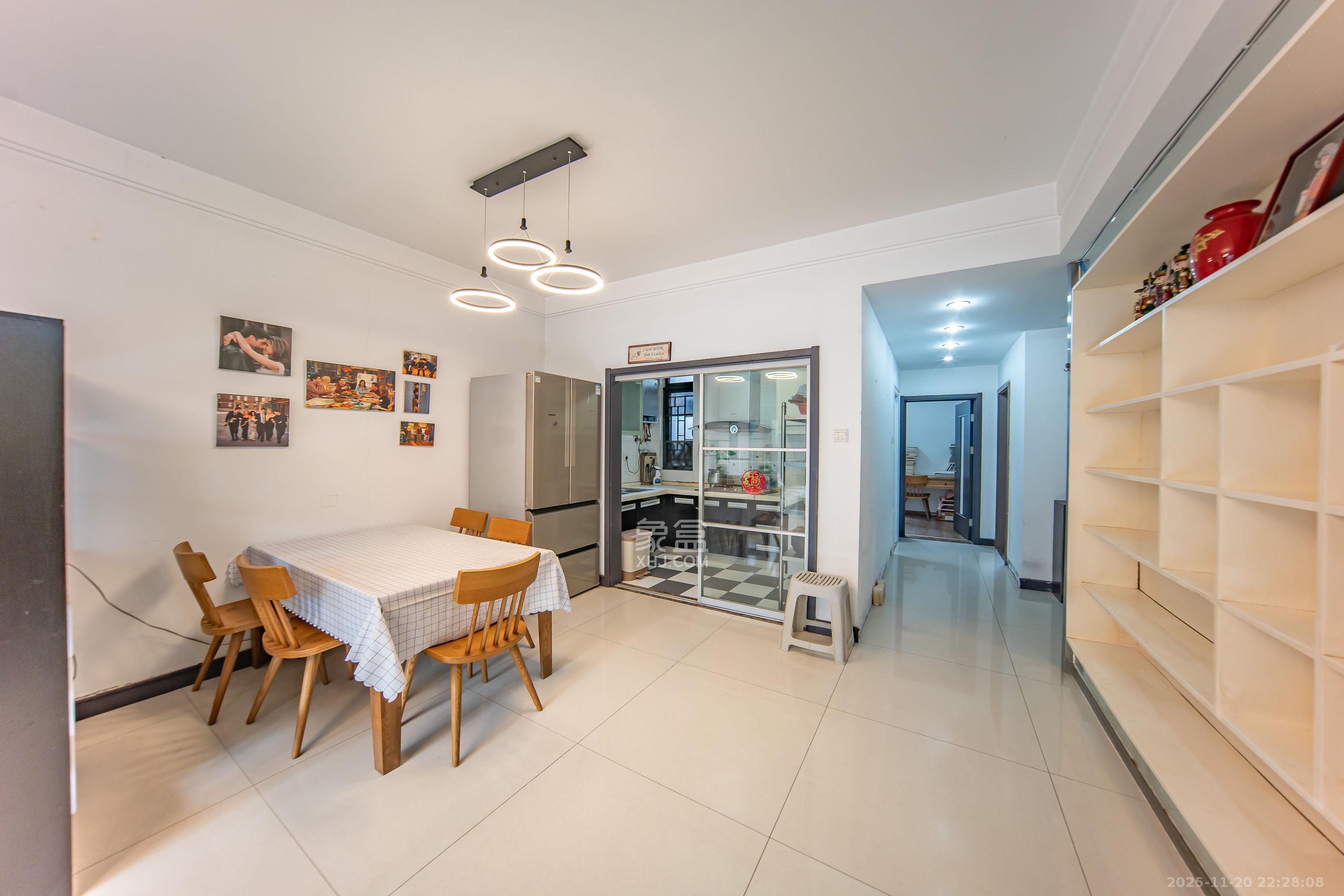 阳光100三期 3室2厅2卫 87.0万 阳光100三期 3室2厅2卫 87.0万客厅