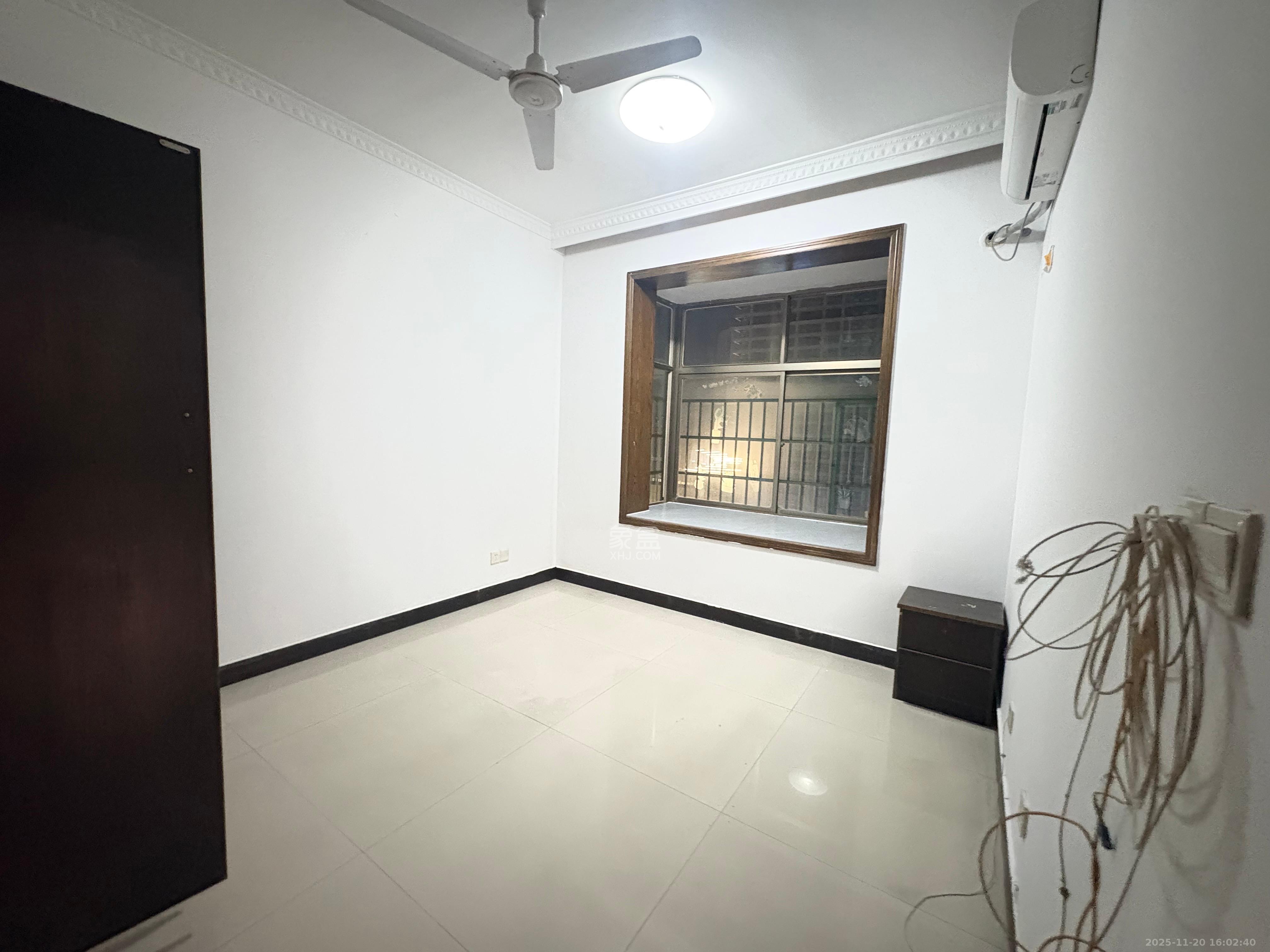 莲湖大厦  3室2厅2卫    2400.0元/月室内图