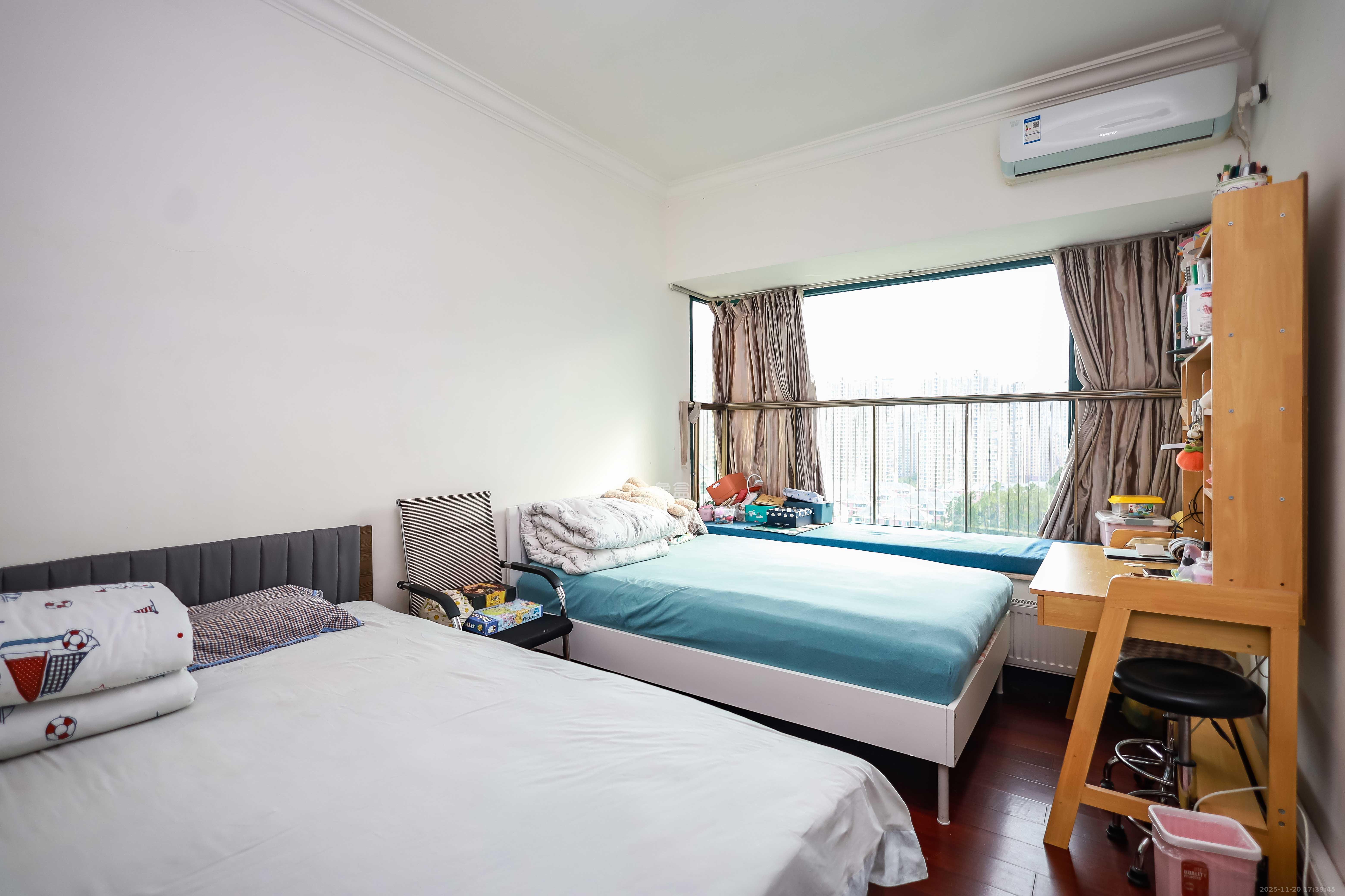 恒大华府  4室2厅1卫    218.0万卧室