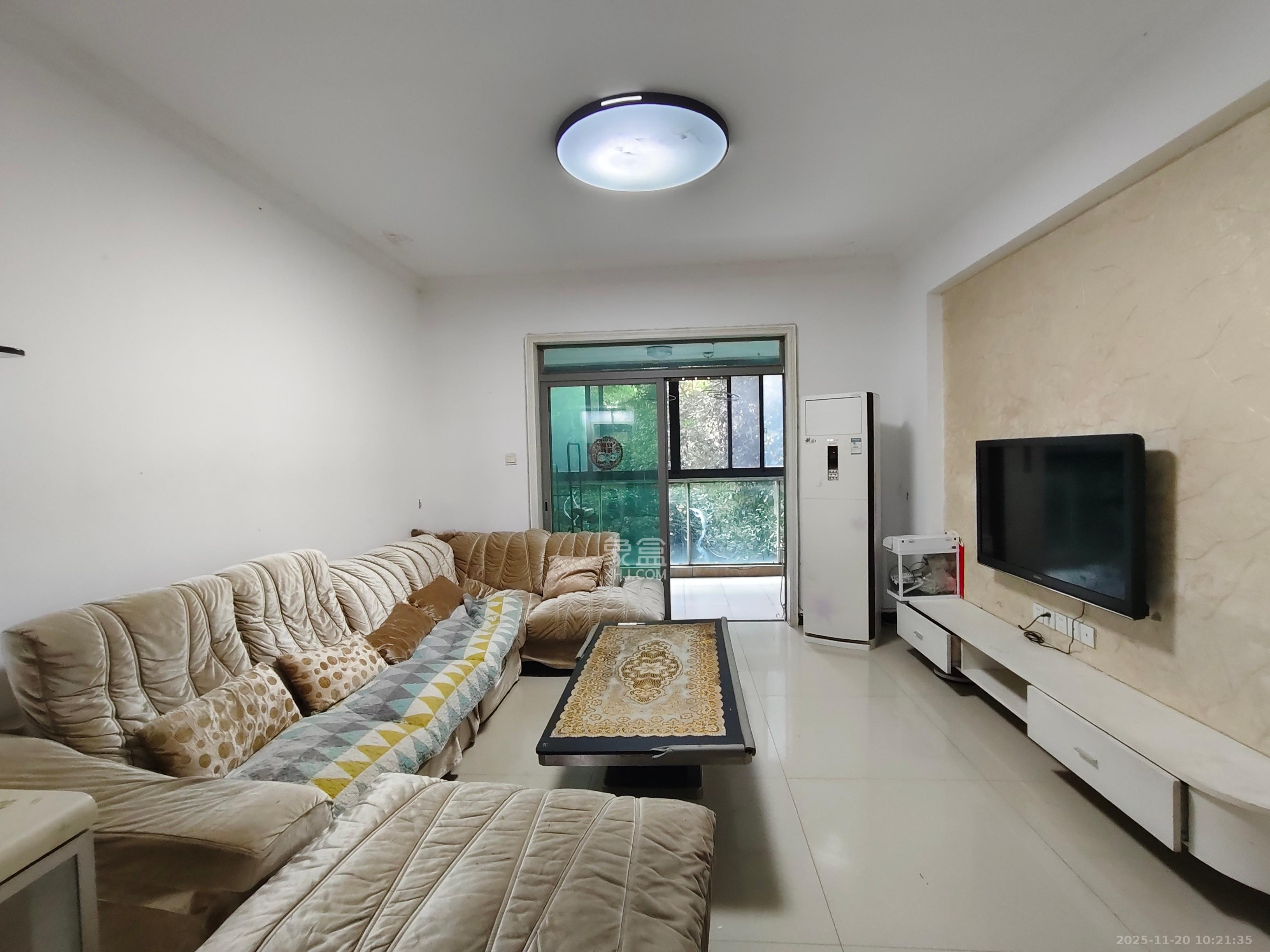 新城新世界一二三期  1室2厅1卫    1600.0元/月