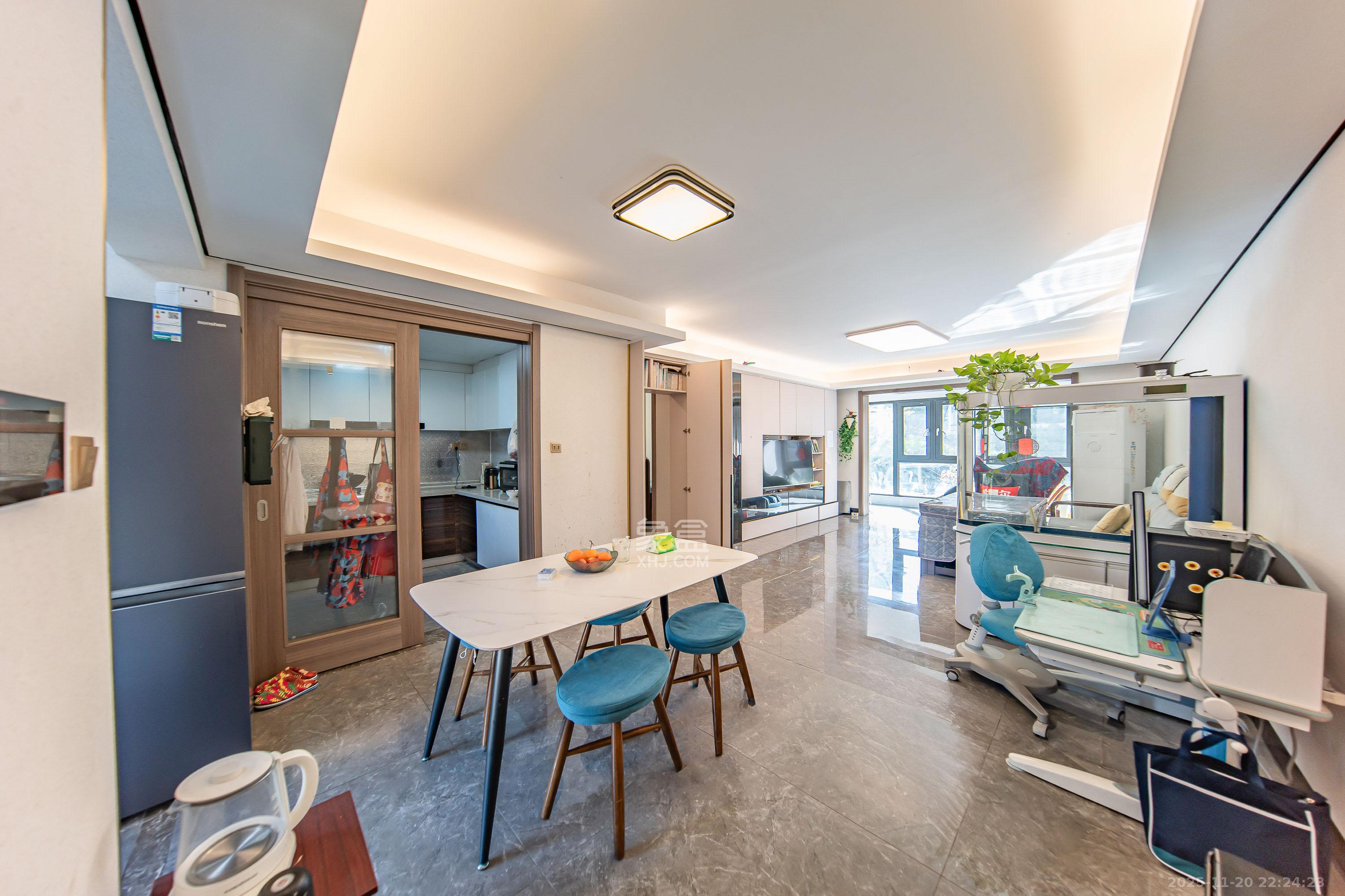 中海阅麓山一期 4室2厅2卫 198.0万 中海阅麓山一期 4室2厅2卫 198.0万客厅