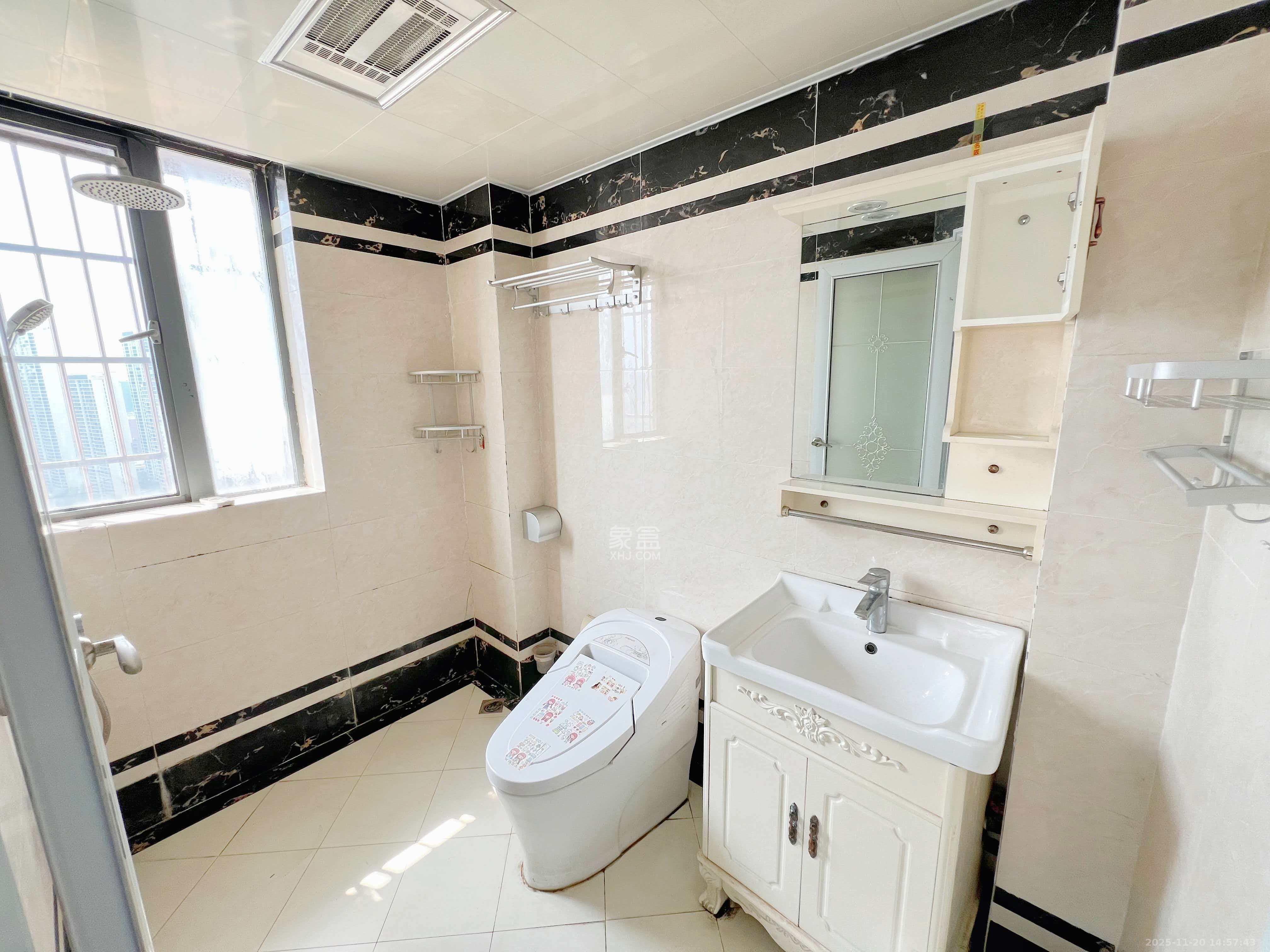 中城丽景香山园 3室2厅2卫 3500.0元/月 中城丽景香山园 3室2厅2卫 3500.0元/月室内图