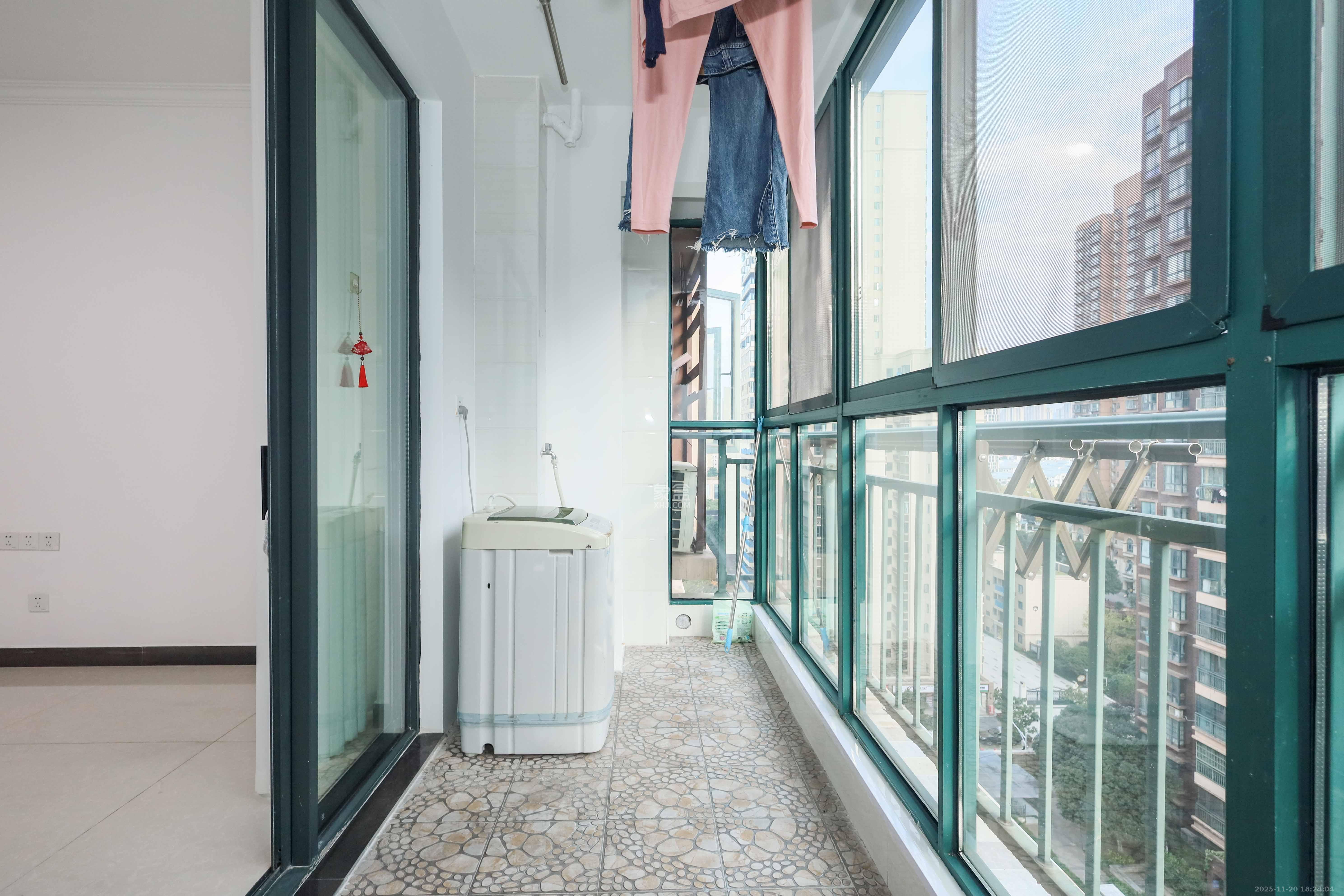 麓谷公馆（涉外国际公馆）  2室2厅1卫    68.0万阳台