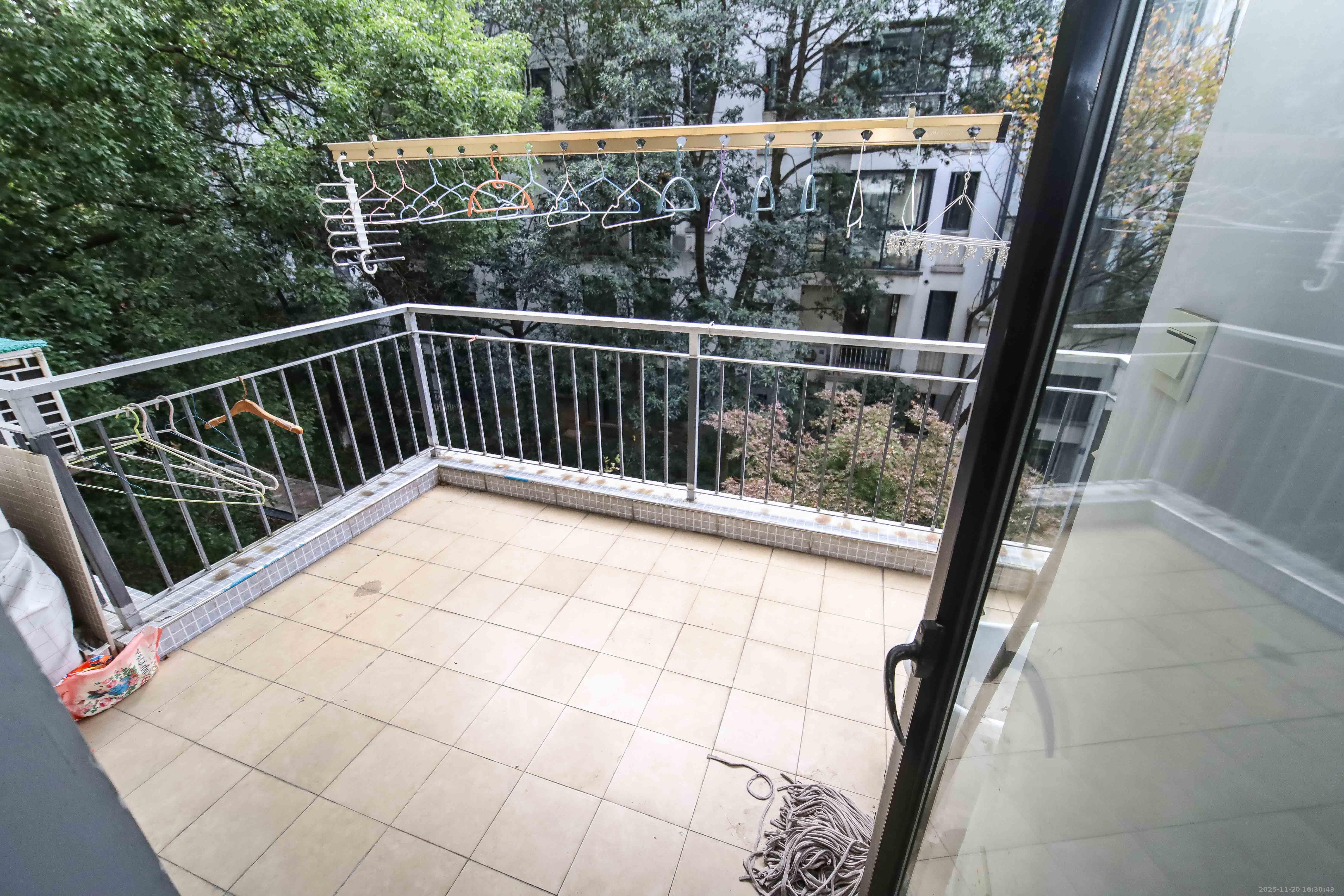 西街花园 3室2厅2卫 160.0万 西街花园 3室2厅2卫 160.0万阳台