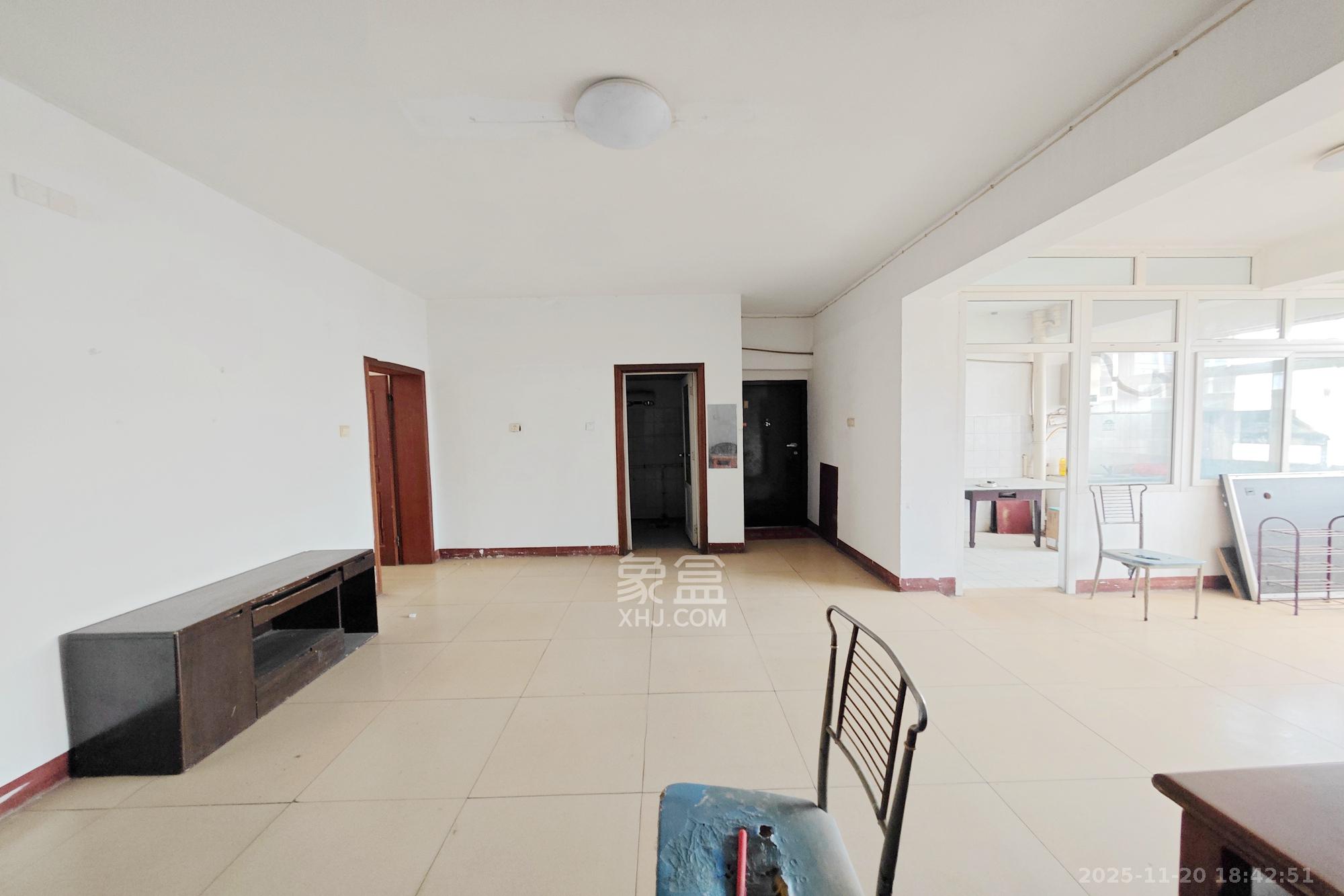 天韵家园 3室2厅2卫 55.0万 天韵家园 3室2厅2卫 55.0万客厅