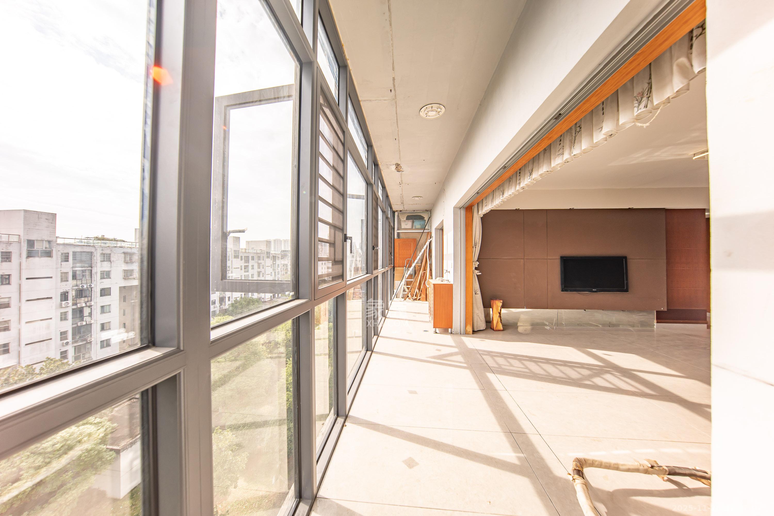 阳光100二期  4室2厅1卫    115.0万阳台