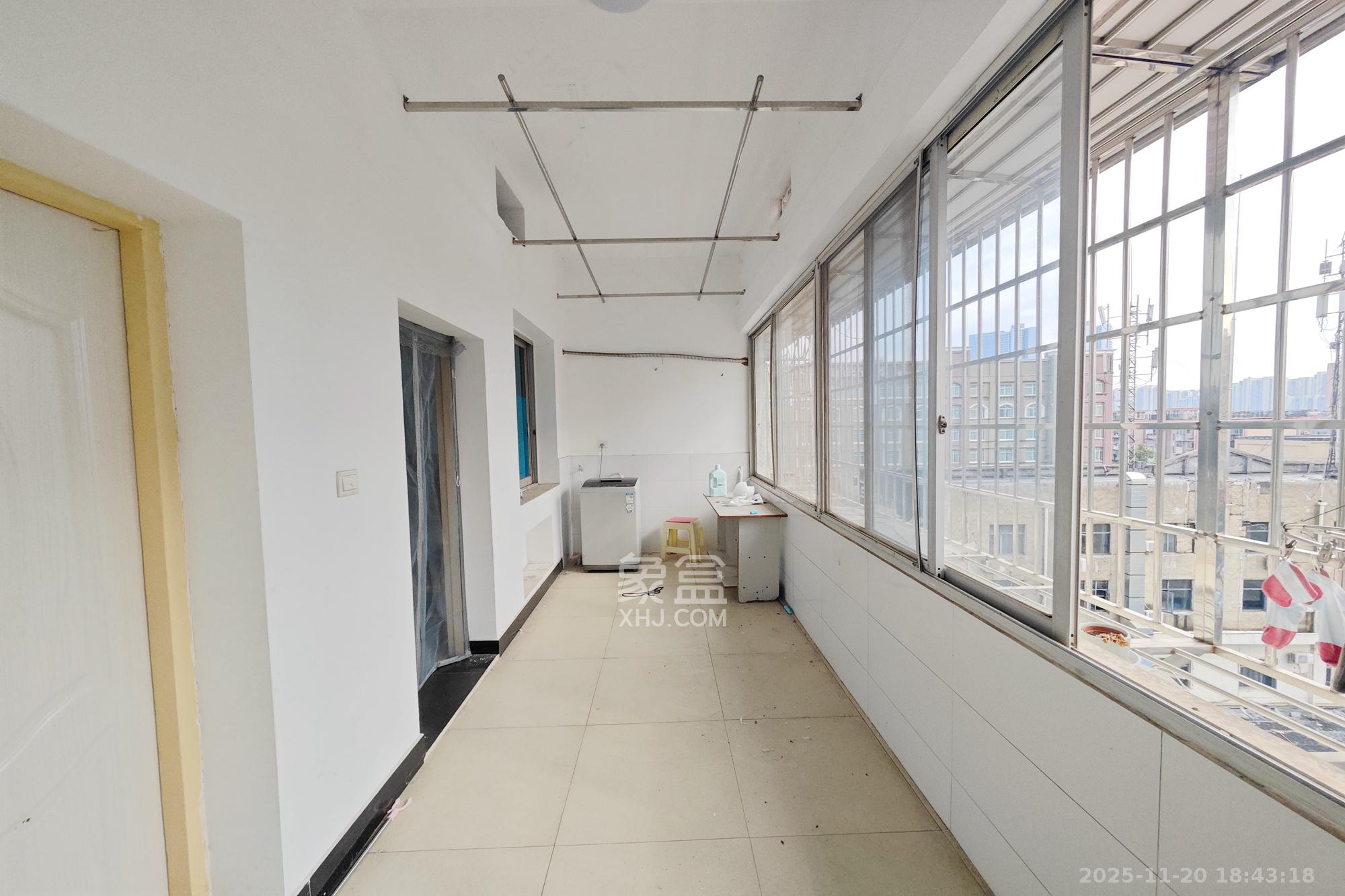 左家塘建材宿舍  3室2厅2卫    39.8万阳台