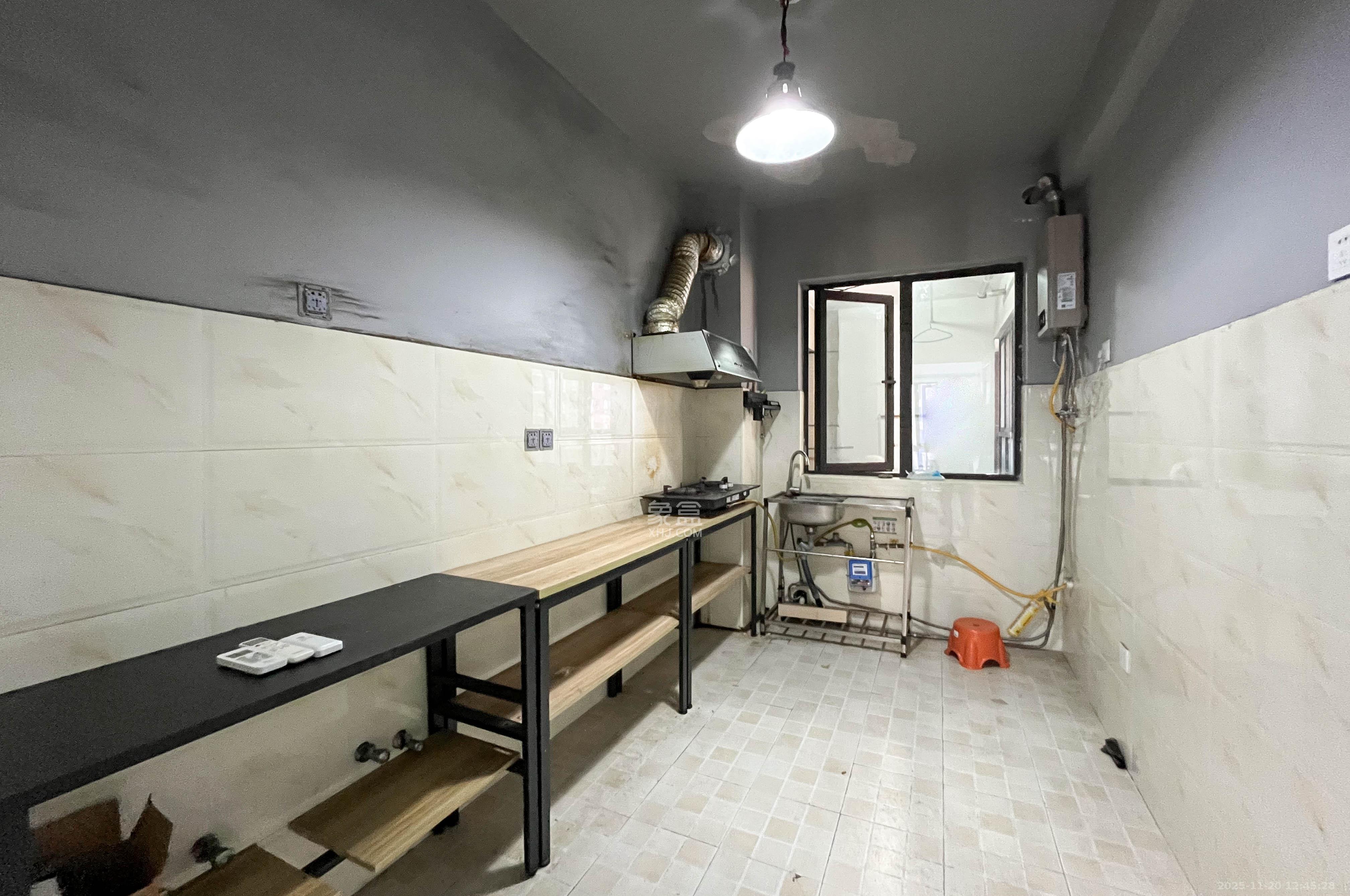 达美D6区  4室2厅1卫    120.0万厨房