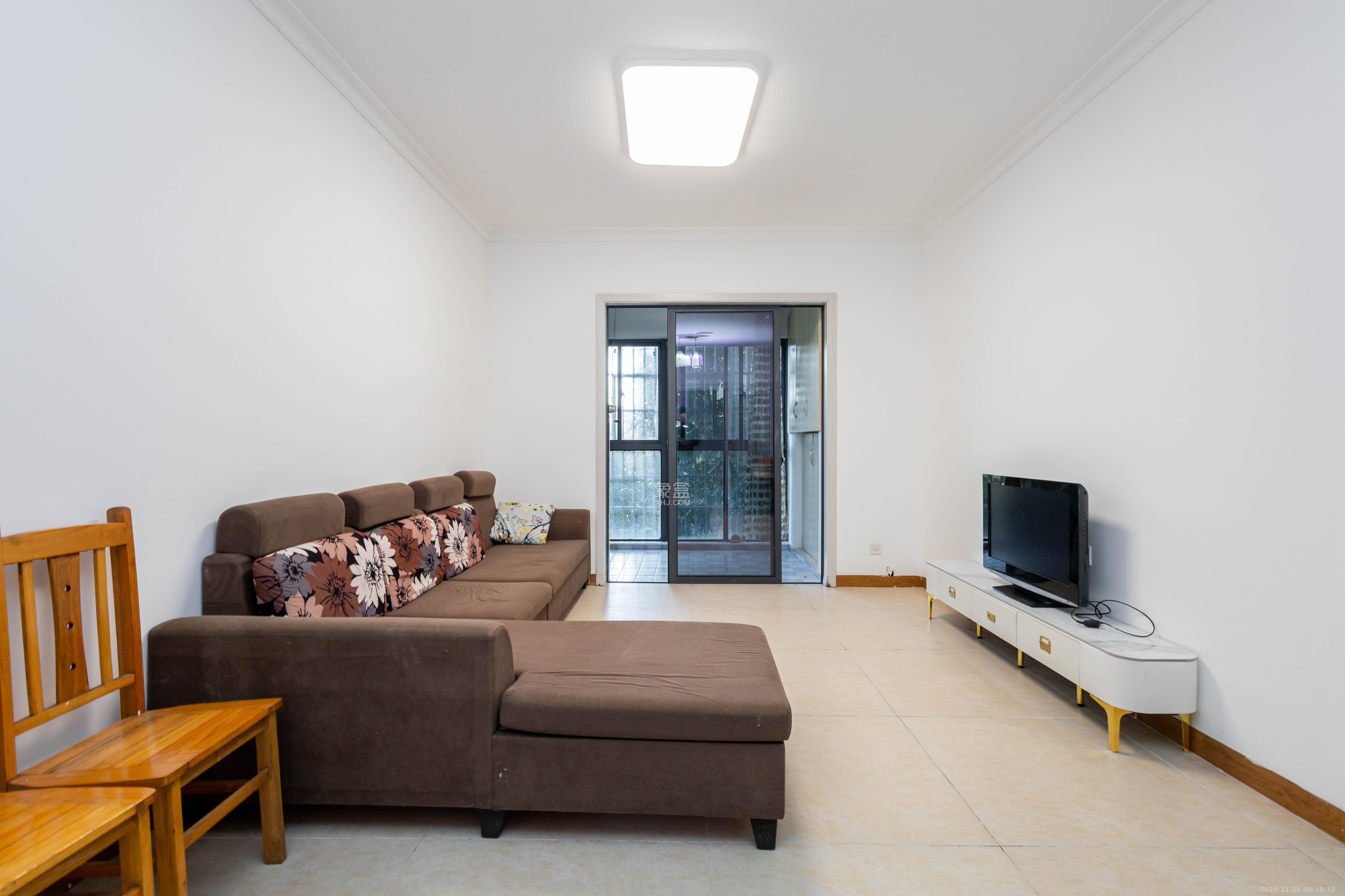 佳美紫郡 2室2厅1卫 42.8万 佳美紫郡 2室2厅1卫 42.8万客厅