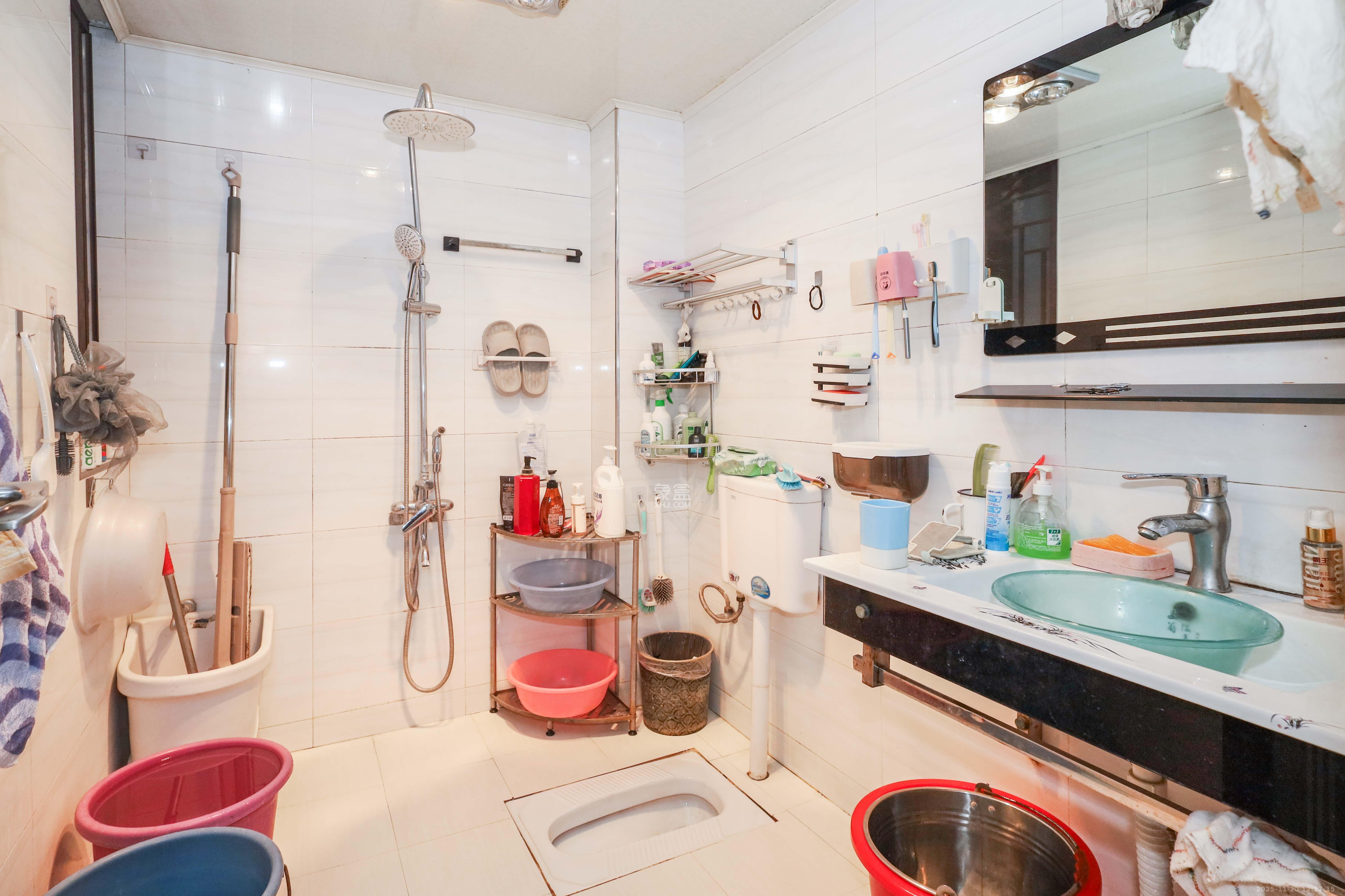 保利麓谷林语E区 3室2厅1卫 65.0万 保利麓谷林语E区 3室2厅1卫 65.0万卫生间