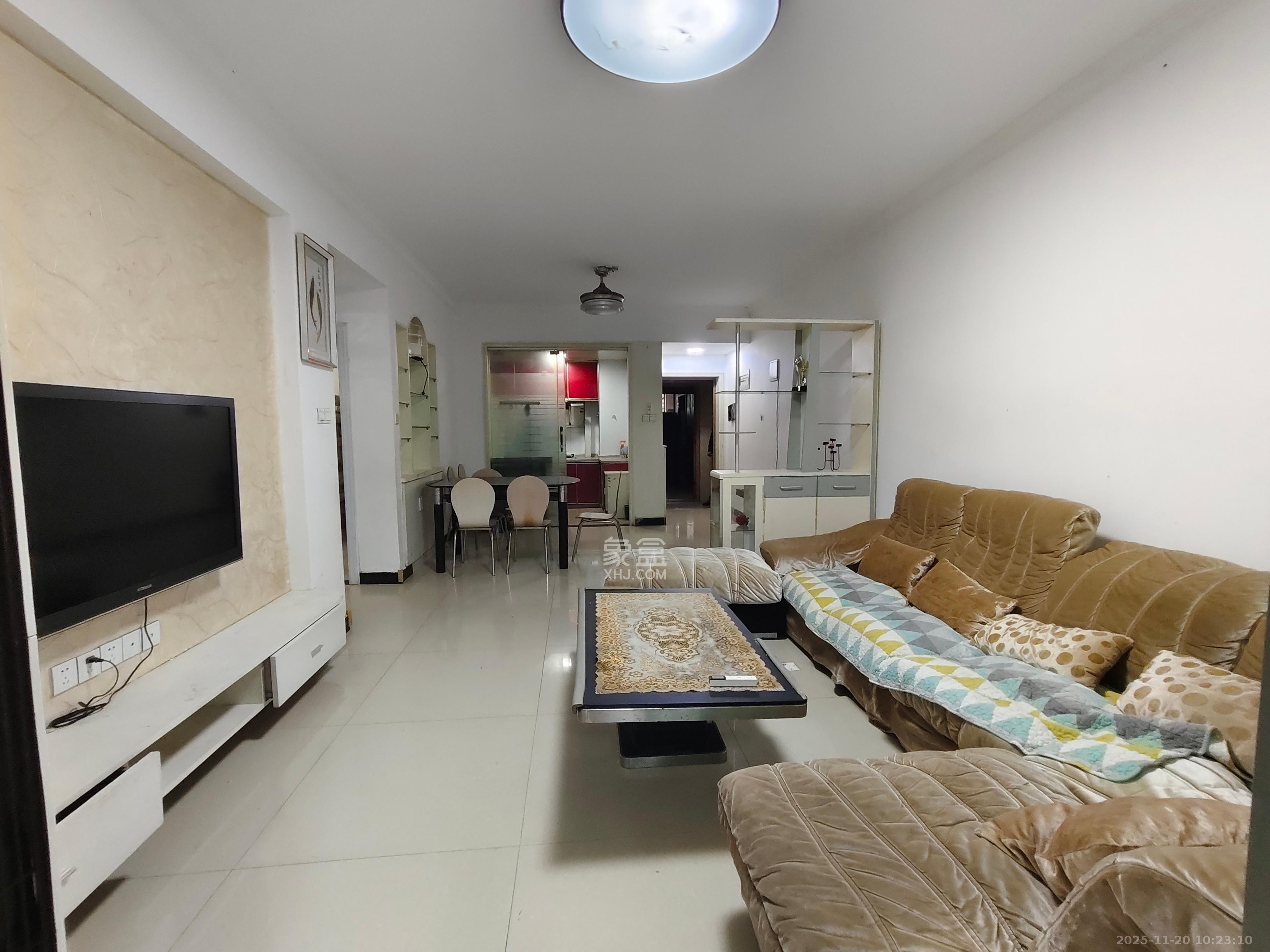 新城新世界一二三期  1室2厅1卫    1600.0元/月室内图