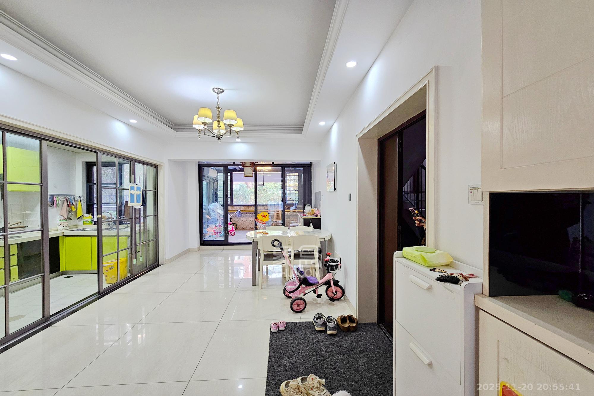 茂华国际湘  3室2厅2卫    140.0万客厅