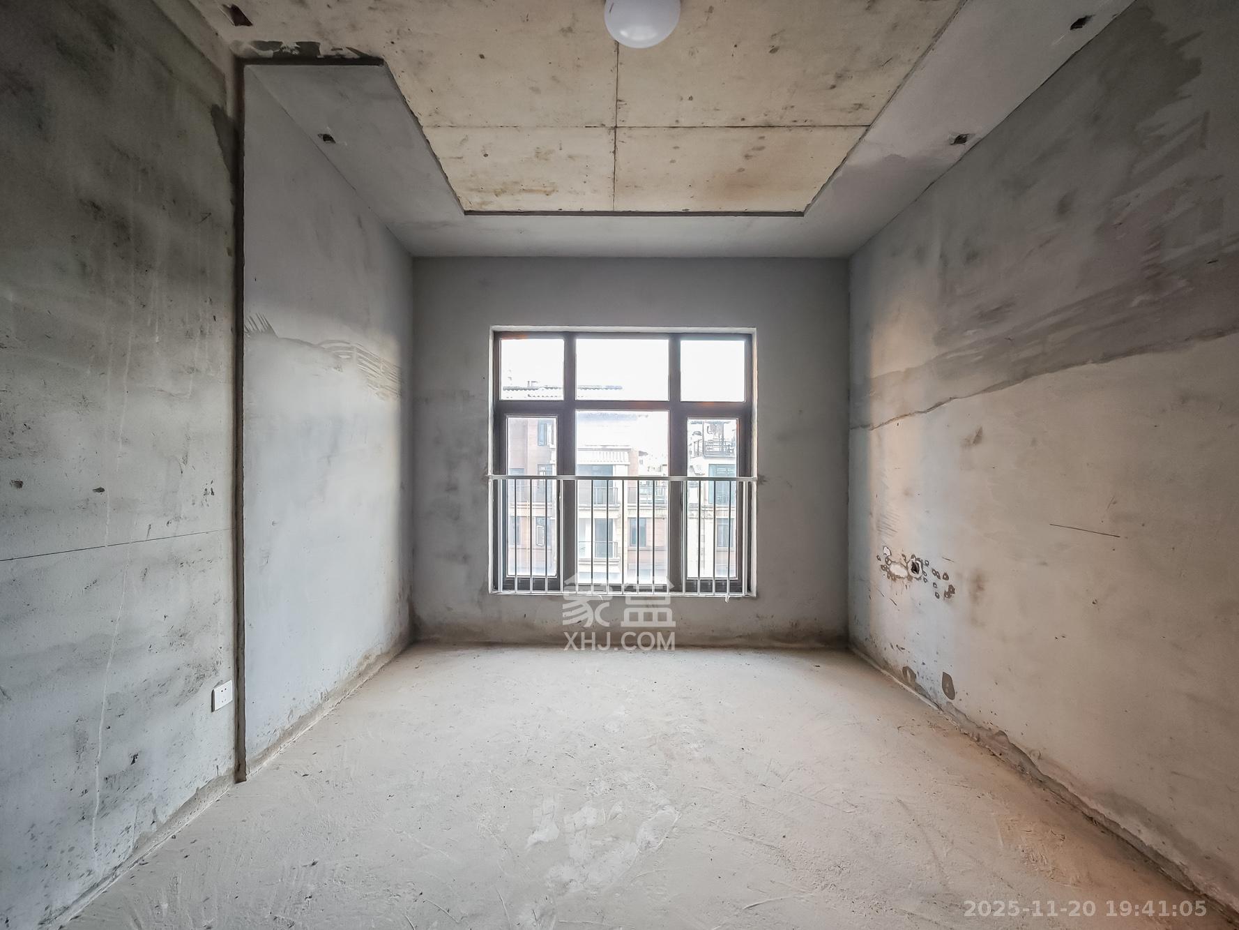 恒大御景天下城二期 5室2厅3卫 220.0万 恒大御景天下城二期 5室2厅3卫 220.0万卧室