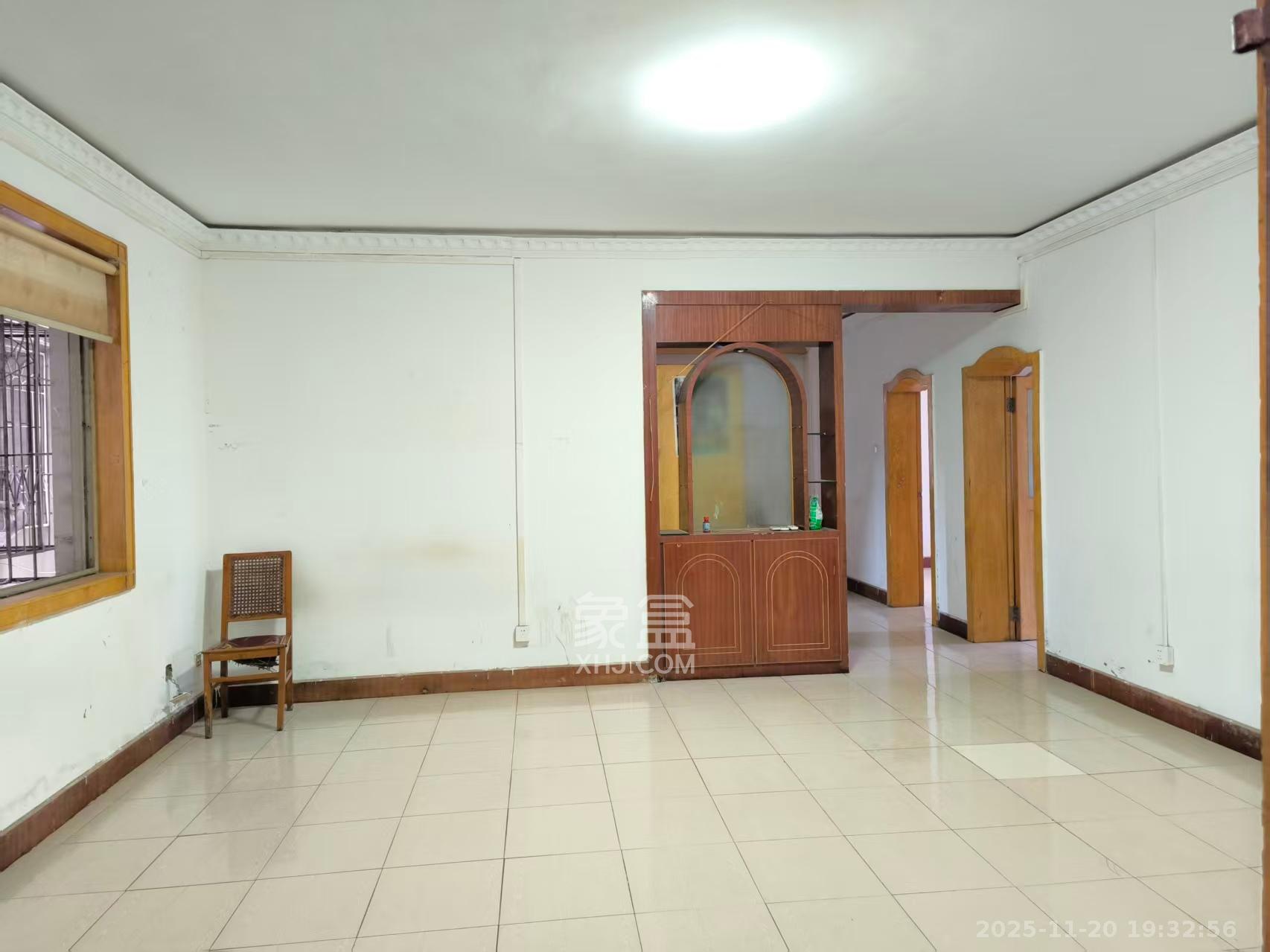 景园小区 3室2厅2卫 2200.0元/月 景园小区 3室2厅2卫 2200.0元/月室内图