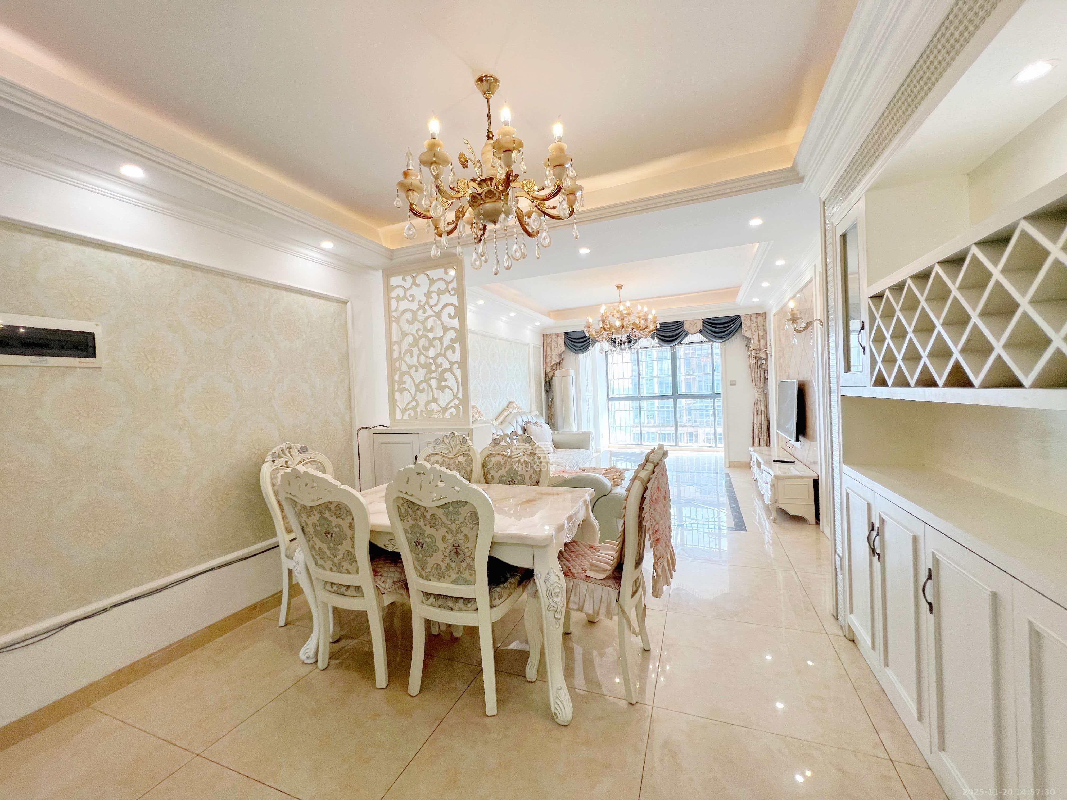 中城丽景香山园 3室2厅2卫 3500.0元/月 中城丽景香山园 3室2厅2卫 3500.0元/月室内图