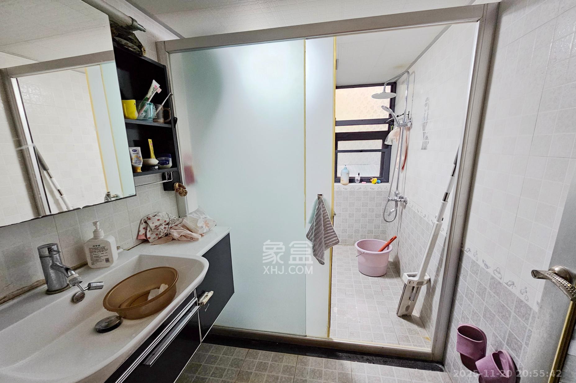 茂华国际湘  3室2厅2卫    140.0万卫生间