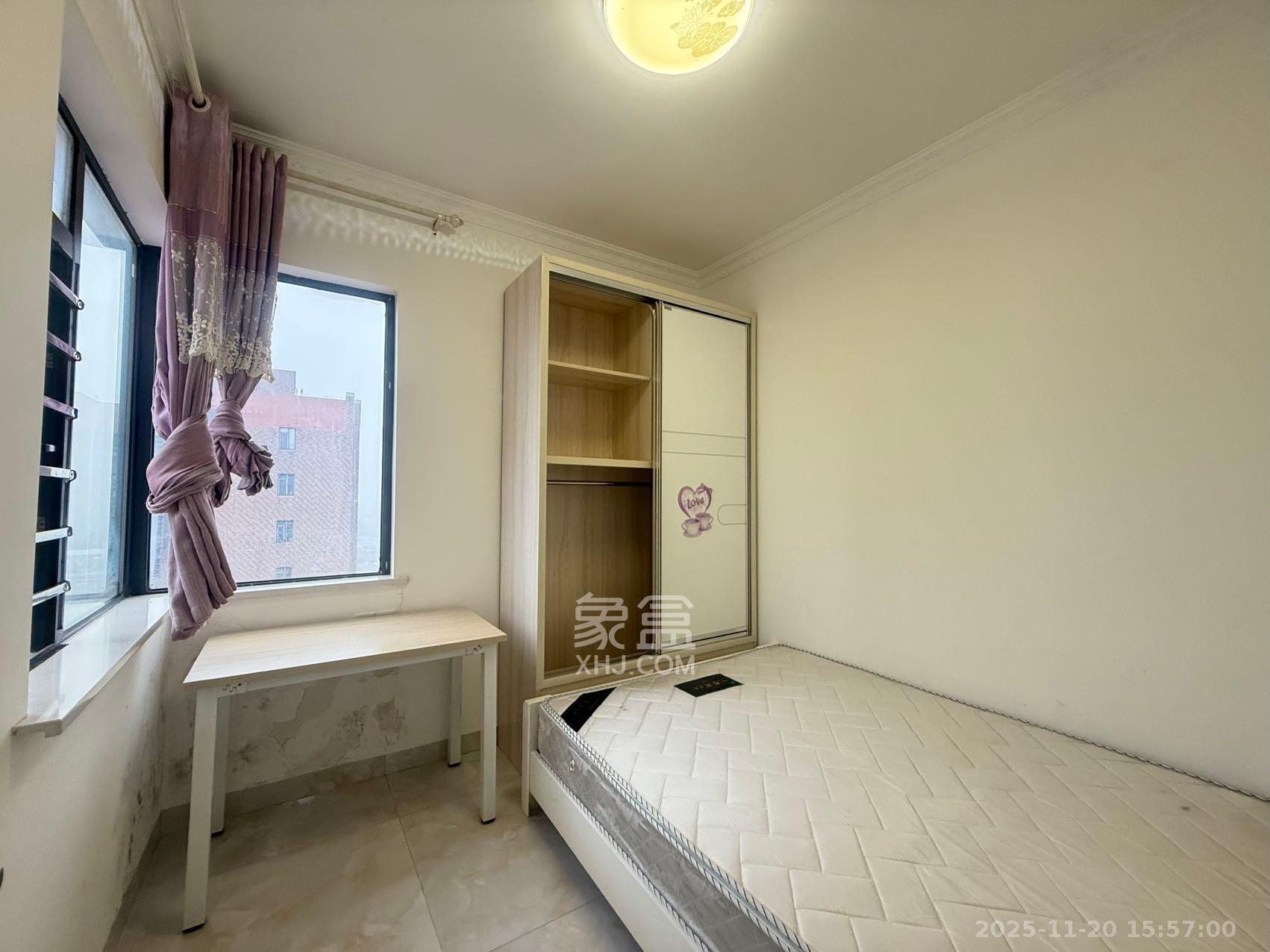 月亮湾草莓街区一、二期  3室2厅1卫    1700.0元/月室内图