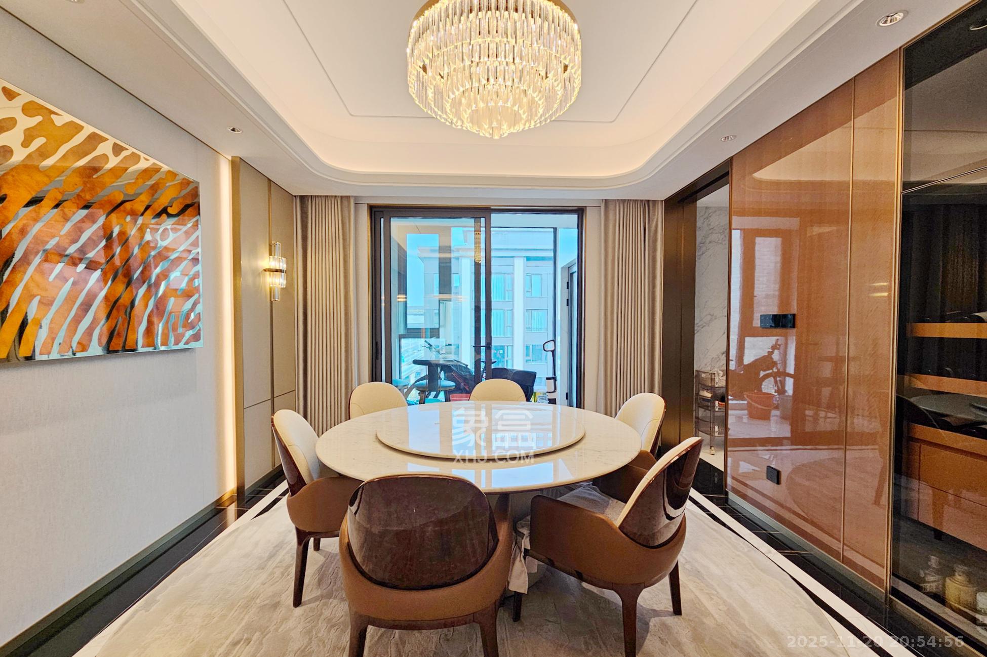 运达滨河广场  5室2厅5卫    1098.0万客厅