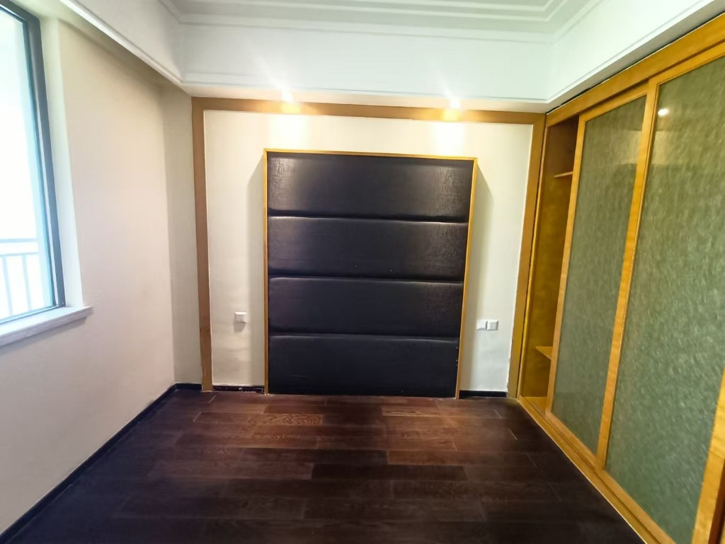 天鹅湾  3室2厅2卫    3300.0元/月室内图