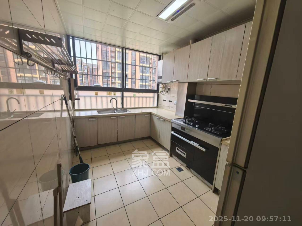 华雅花园  3室2厅2卫    46.8万客厅