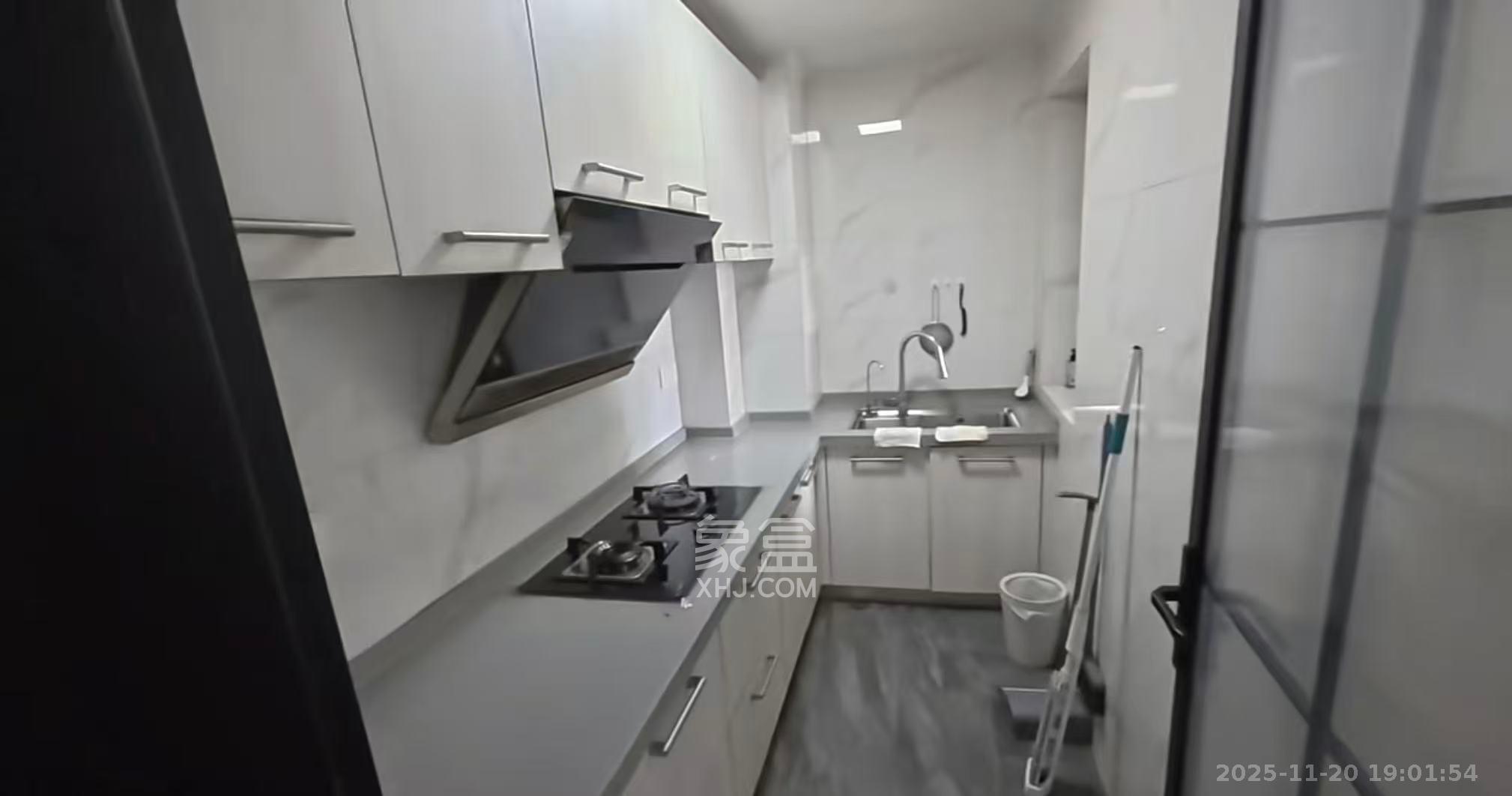 新新花园  3室2厅2卫    2600.0元/月