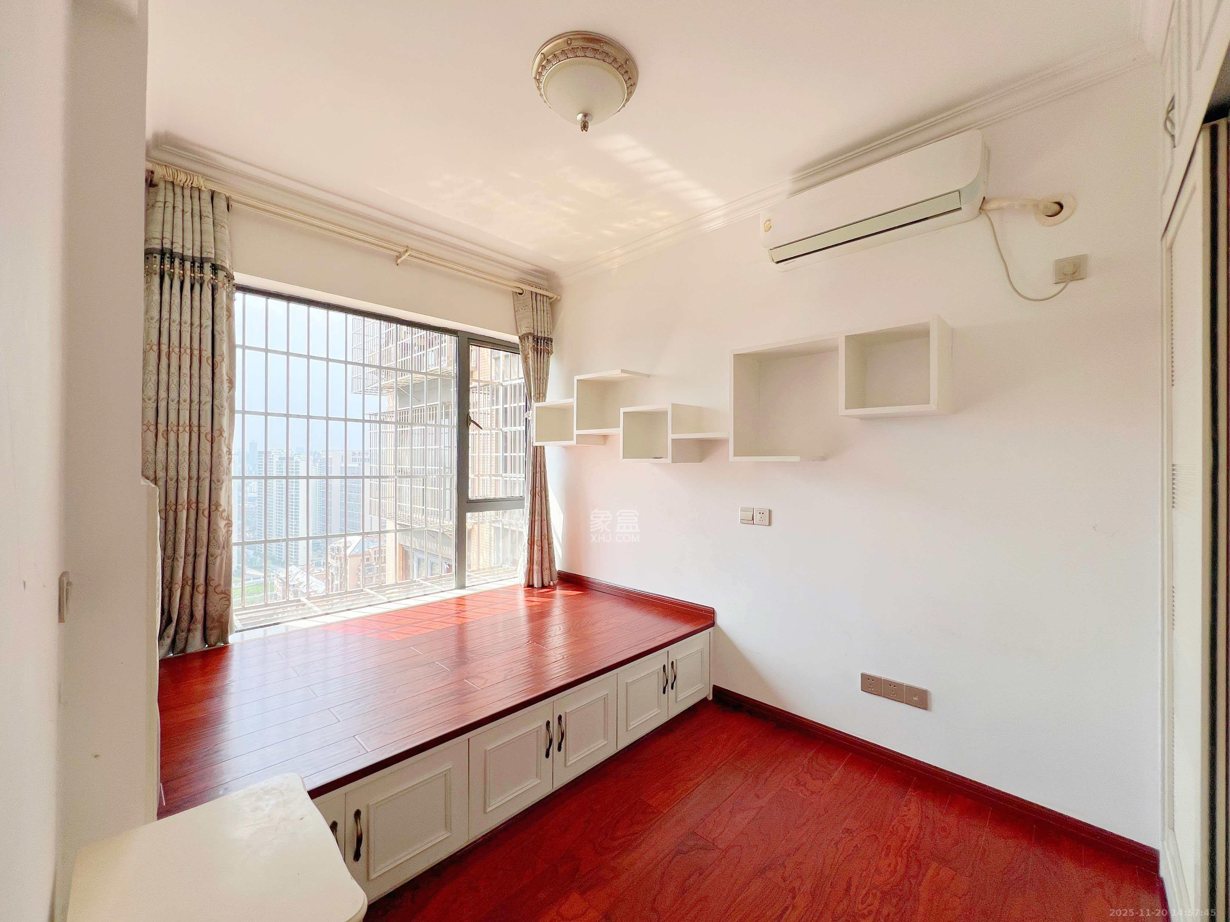 中城丽景香山园 3室2厅2卫 3500.0元/月 中城丽景香山园 3室2厅2卫 3500.0元/月室内图