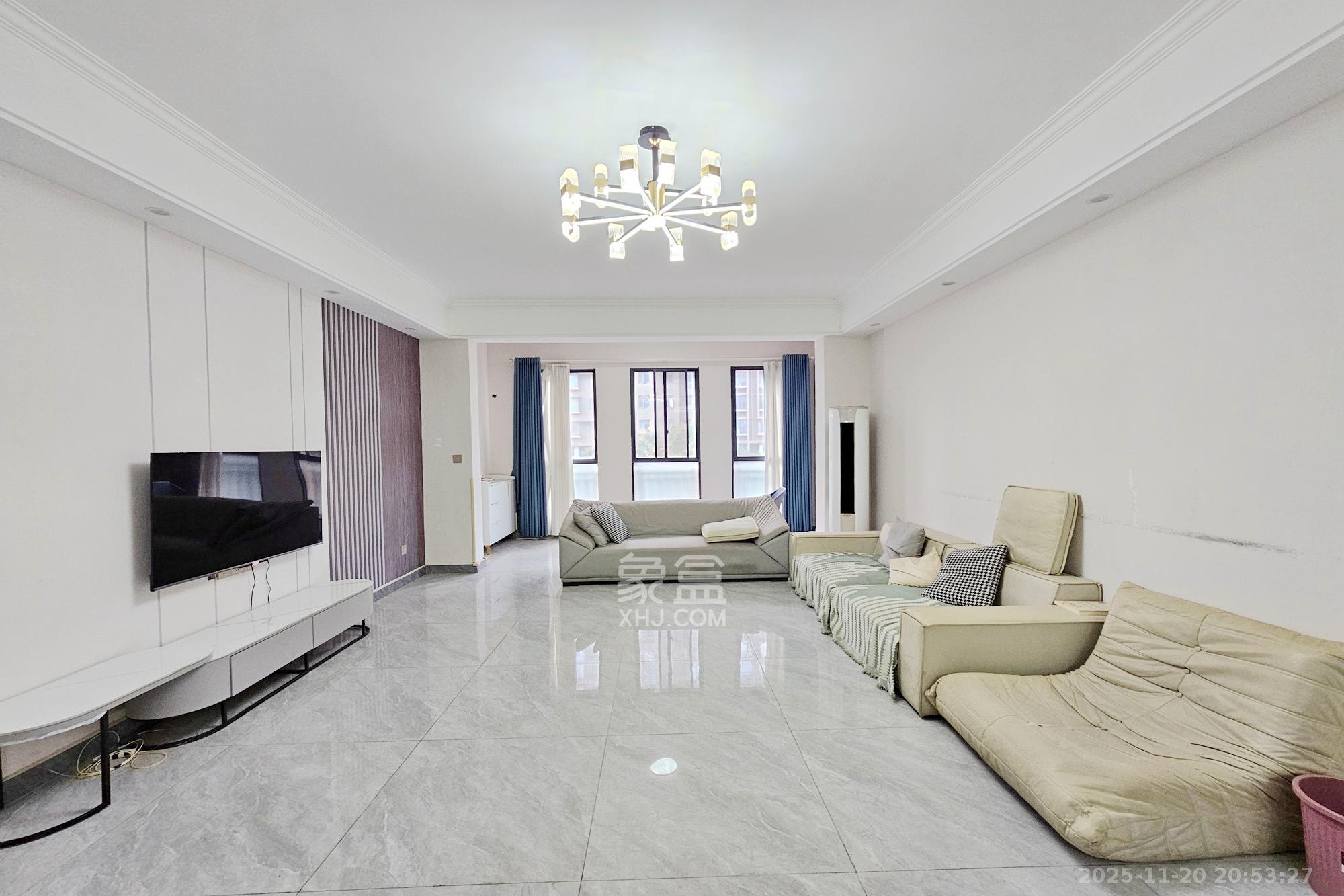 中隆国际御玺  4室2厅3卫    208.0万客厅