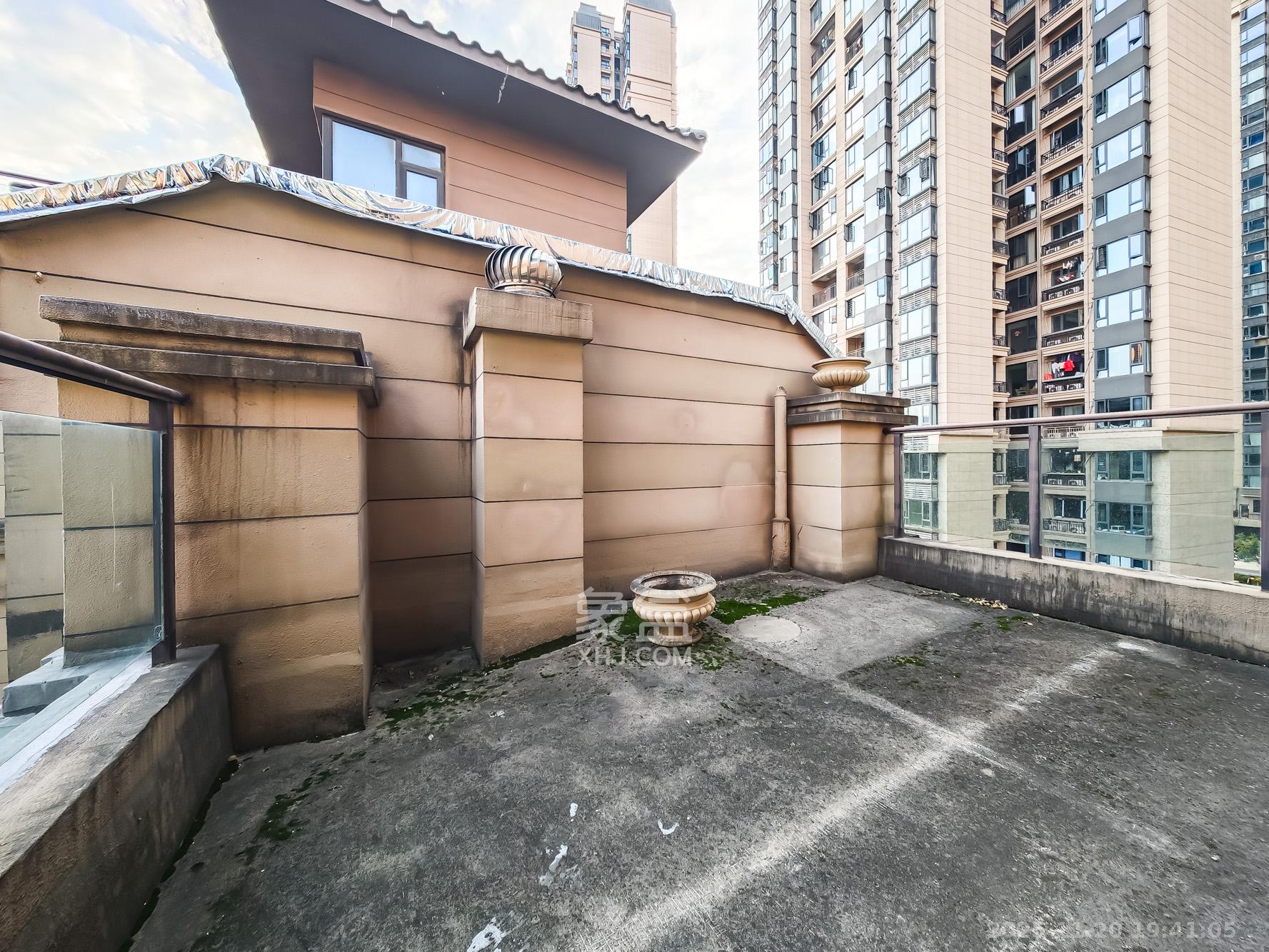 恒大御景天下城二期 5室2厅3卫 220.0万 恒大御景天下城二期 5室2厅3卫 220.0万阳台