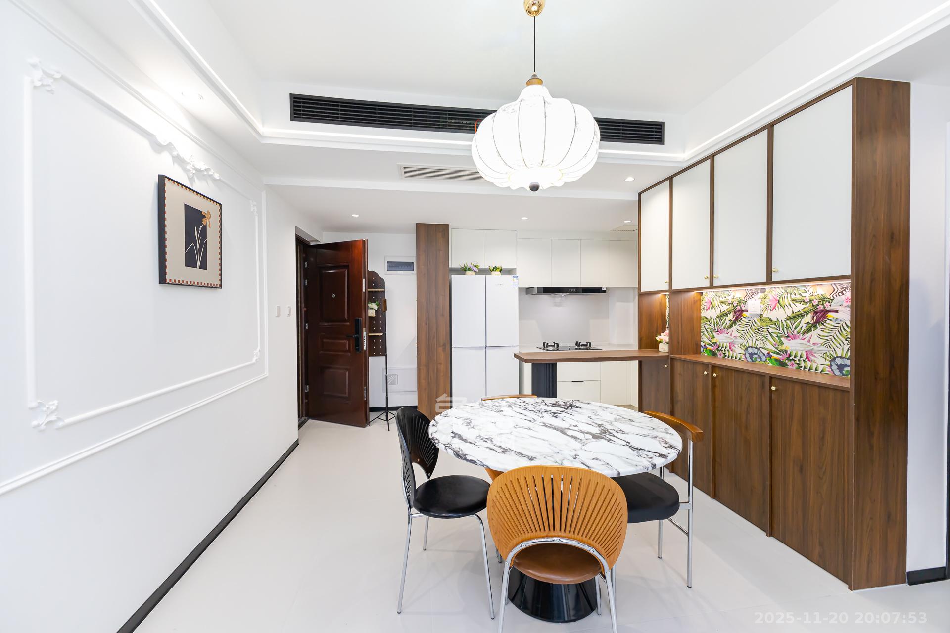 龙湖璟宸原著（龙湖紫宸）  1室2厅1卫    66.8万客厅