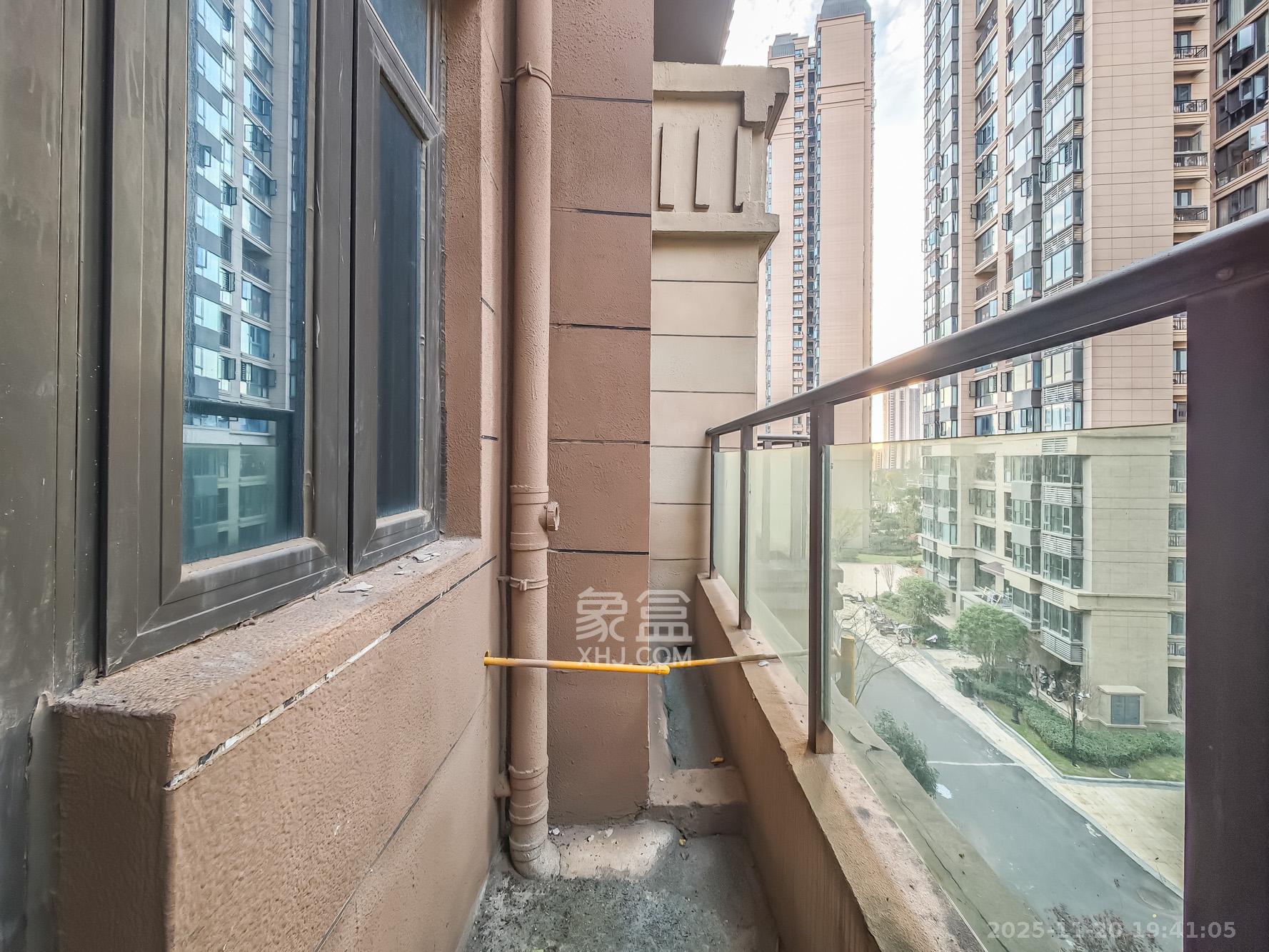 恒大御景天下城二期  5室2厅3卫    220.0万阳台