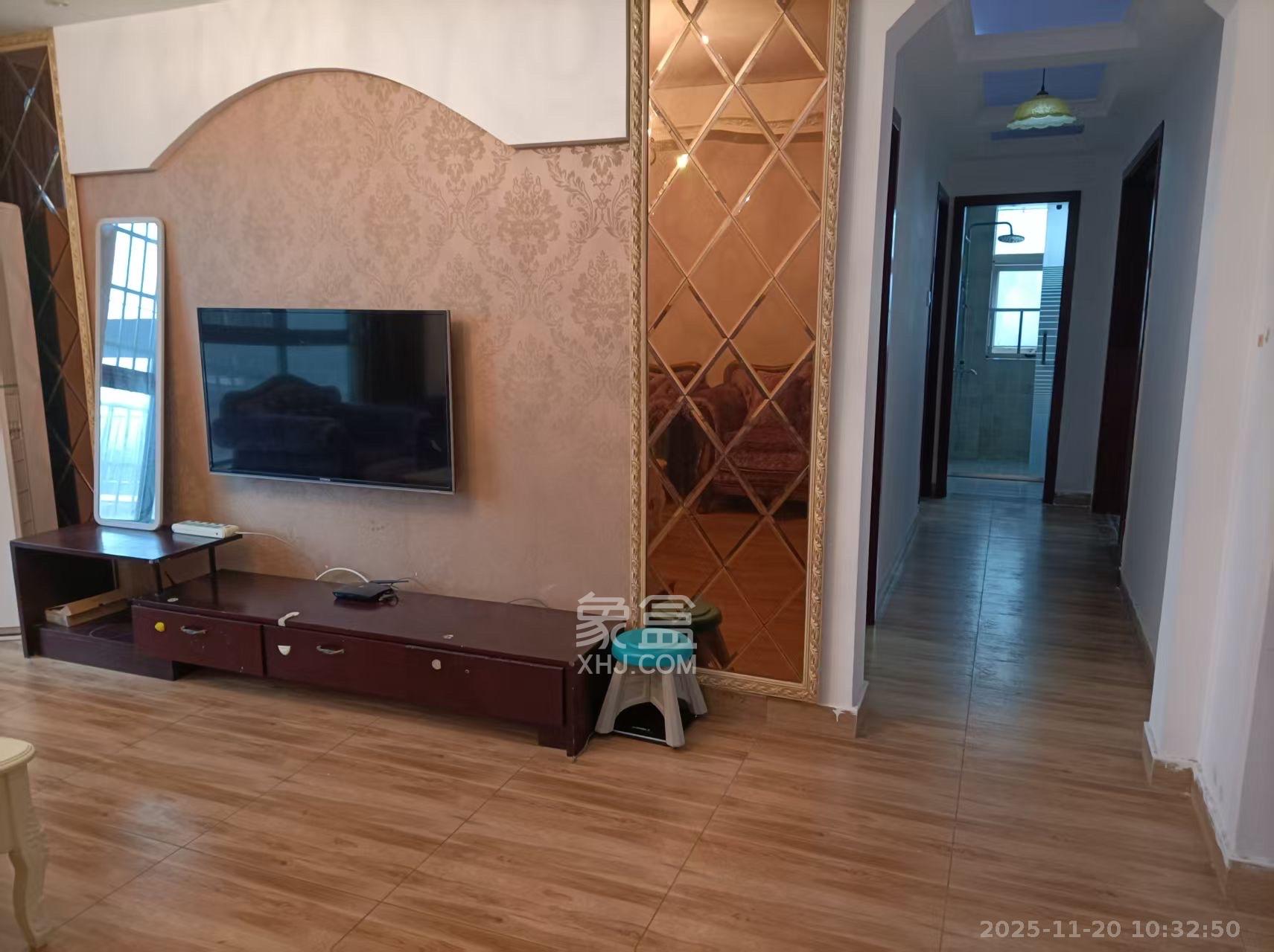 庄园心伽泊  1室2厅1卫    2100.0元/月室内图