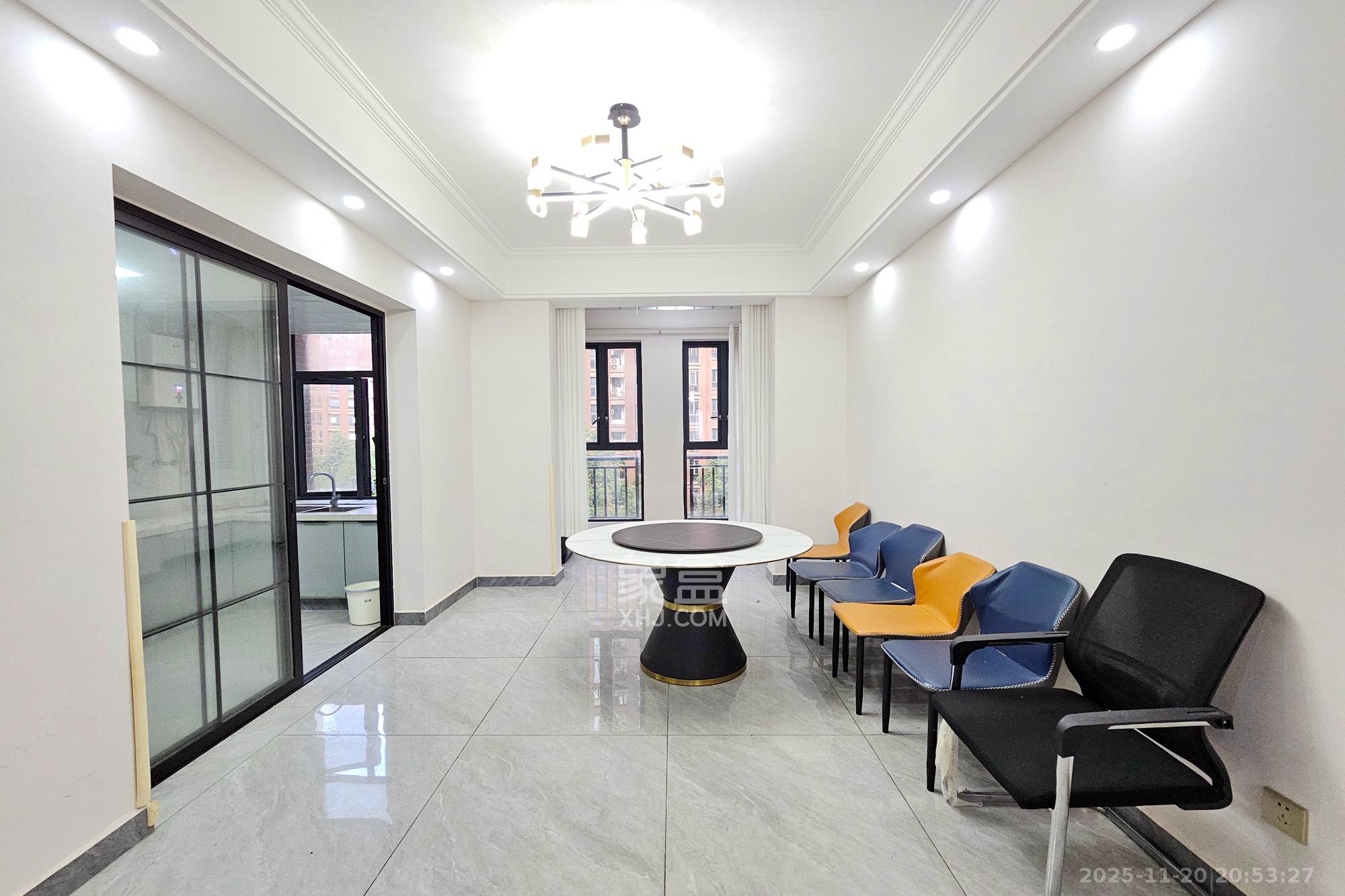 中隆国际御玺 4室2厅3卫 208.0万 中隆国际御玺 4室2厅3卫 208.0万客厅