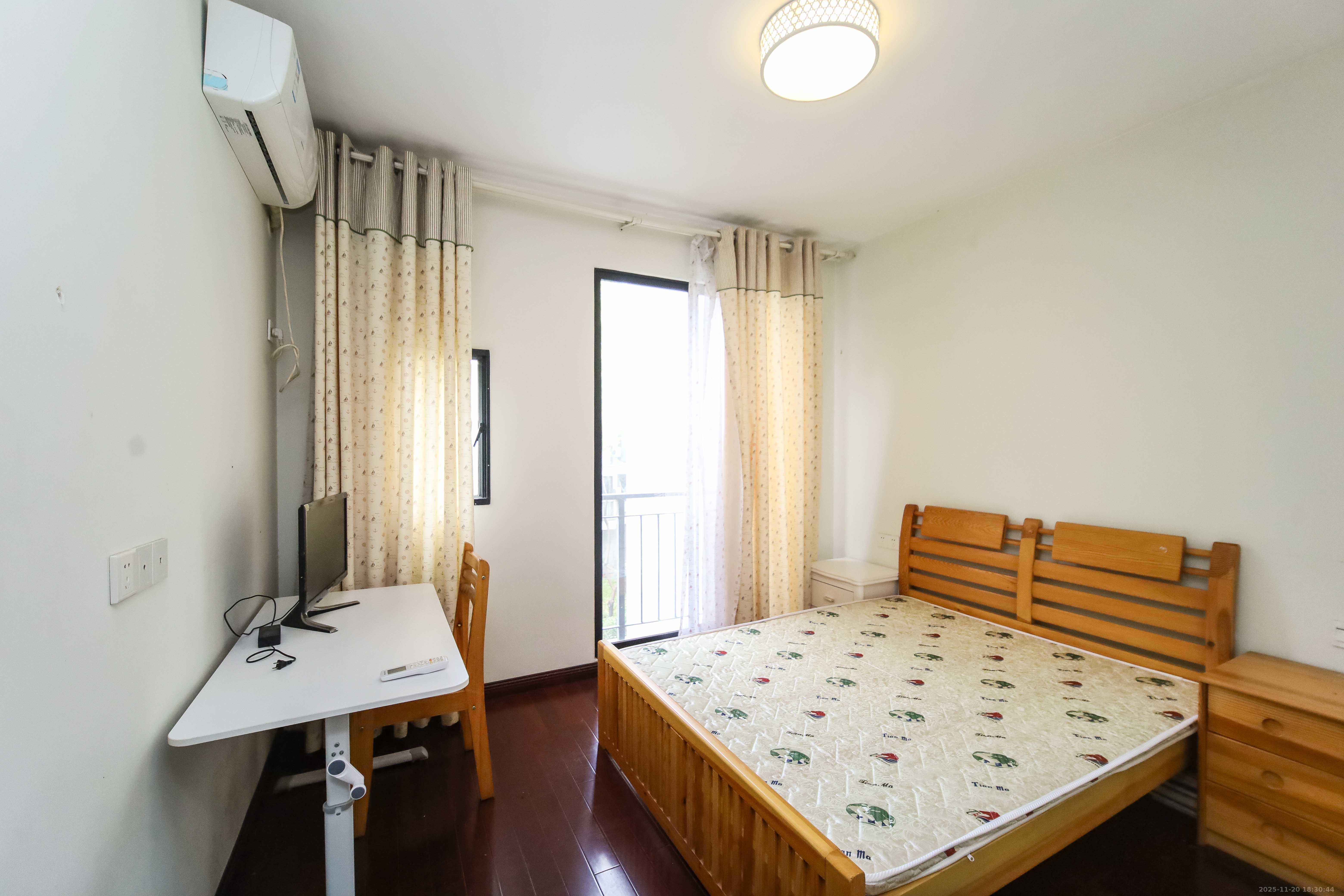 西街花园 3室2厅2卫 160.0万 西街花园 3室2厅2卫 160.0万卧室