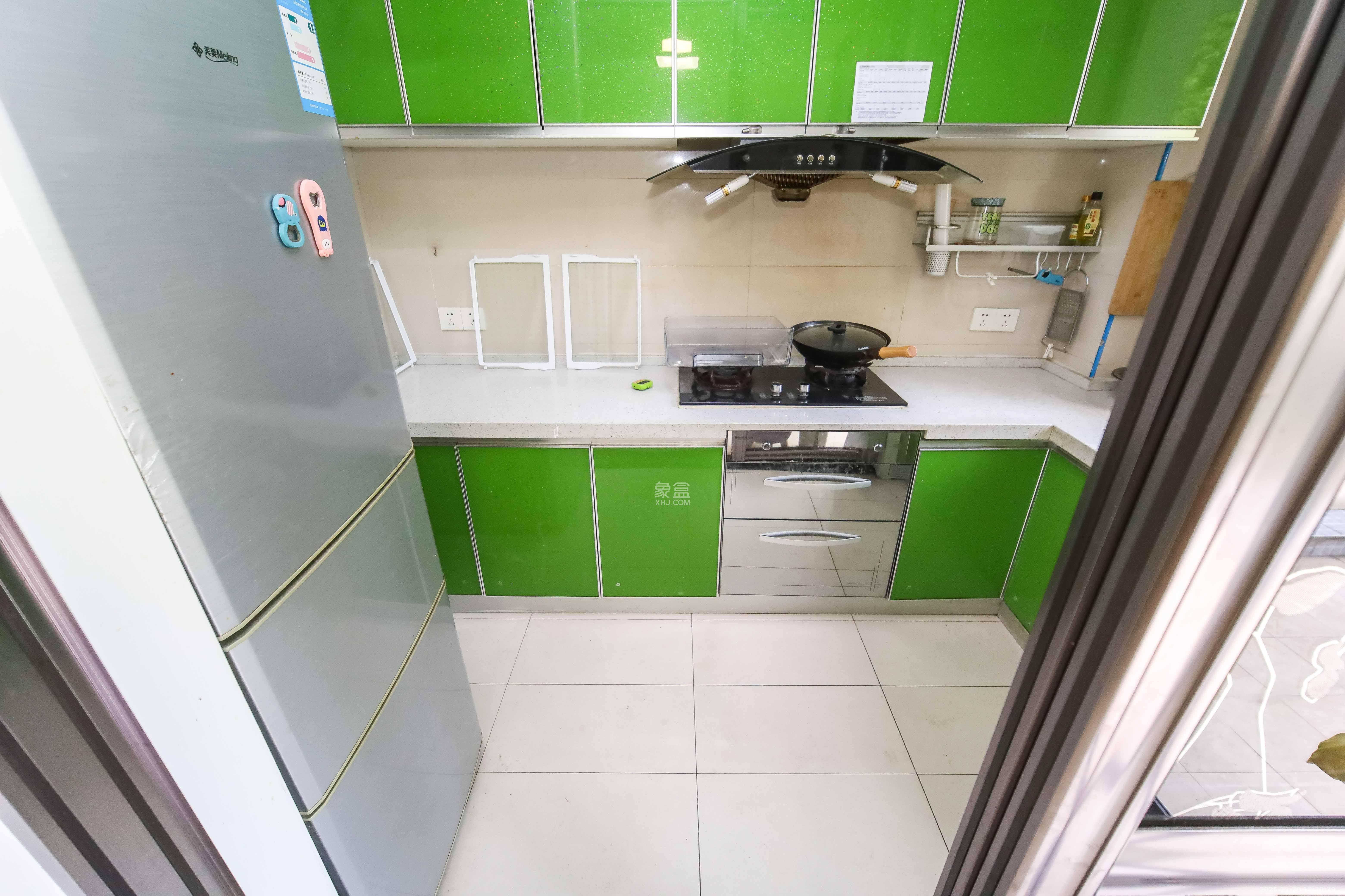 西街花园  3室2厅2卫    160.0万厨房