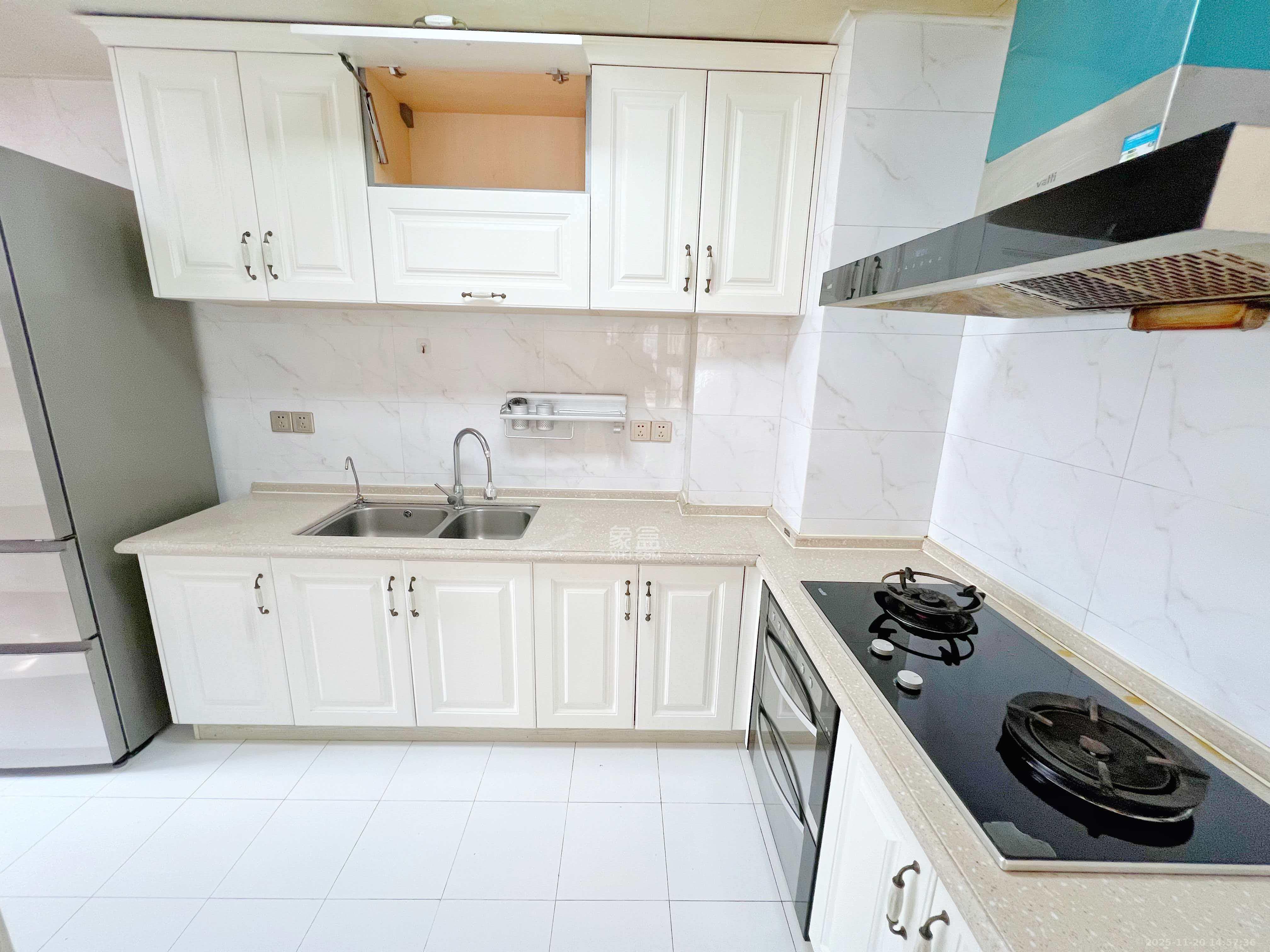 中城丽景香山园 3室2厅2卫 3500.0元/月 中城丽景香山园 3室2厅2卫 3500.0元/月室内图