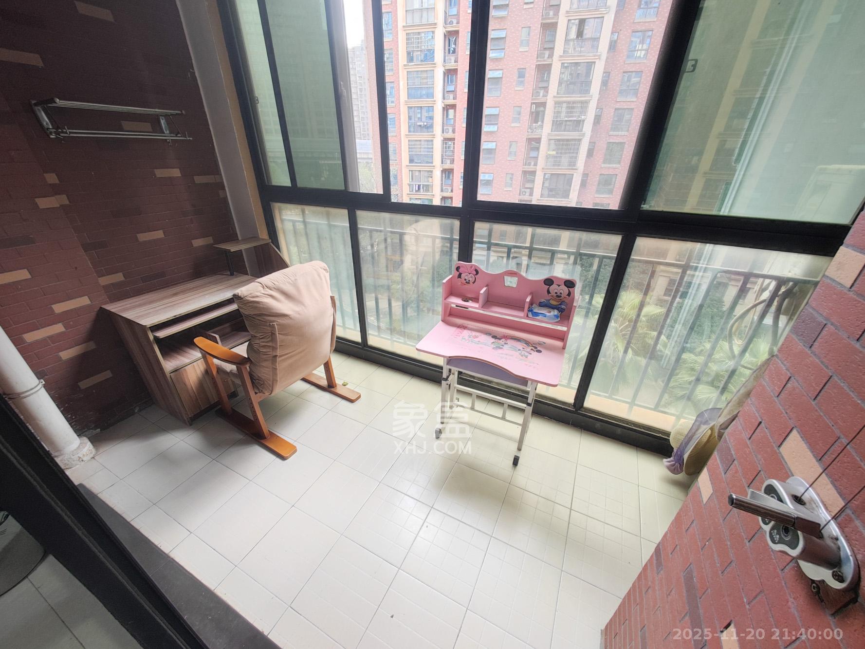 水岸天际(一期、二期) 2室2厅1卫 75.0万 水岸天际(一期、二期) 2室2厅1卫 75.0万阳台