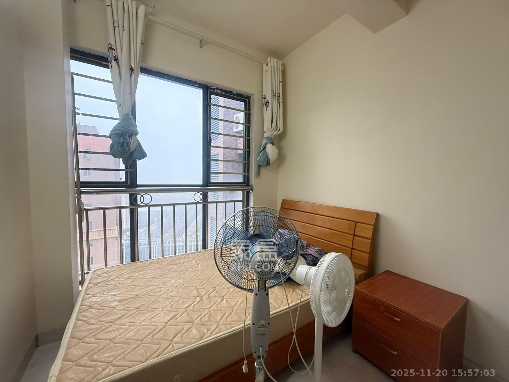 月亮湾草莓街区一、二期  3室2厅1卫    1700.0元/月室内图