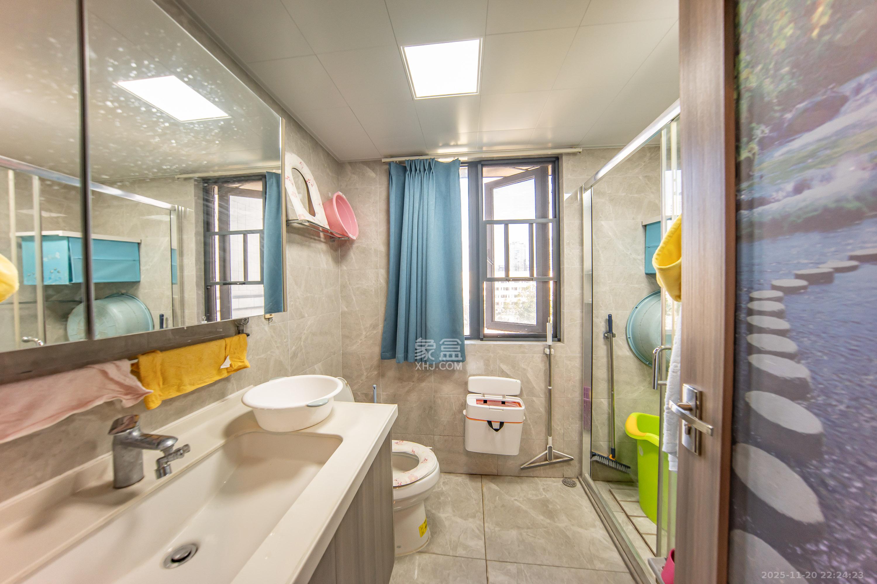 中海阅麓山一期 4室2厅2卫 198.0万 中海阅麓山一期 4室2厅2卫 198.0万卫生间