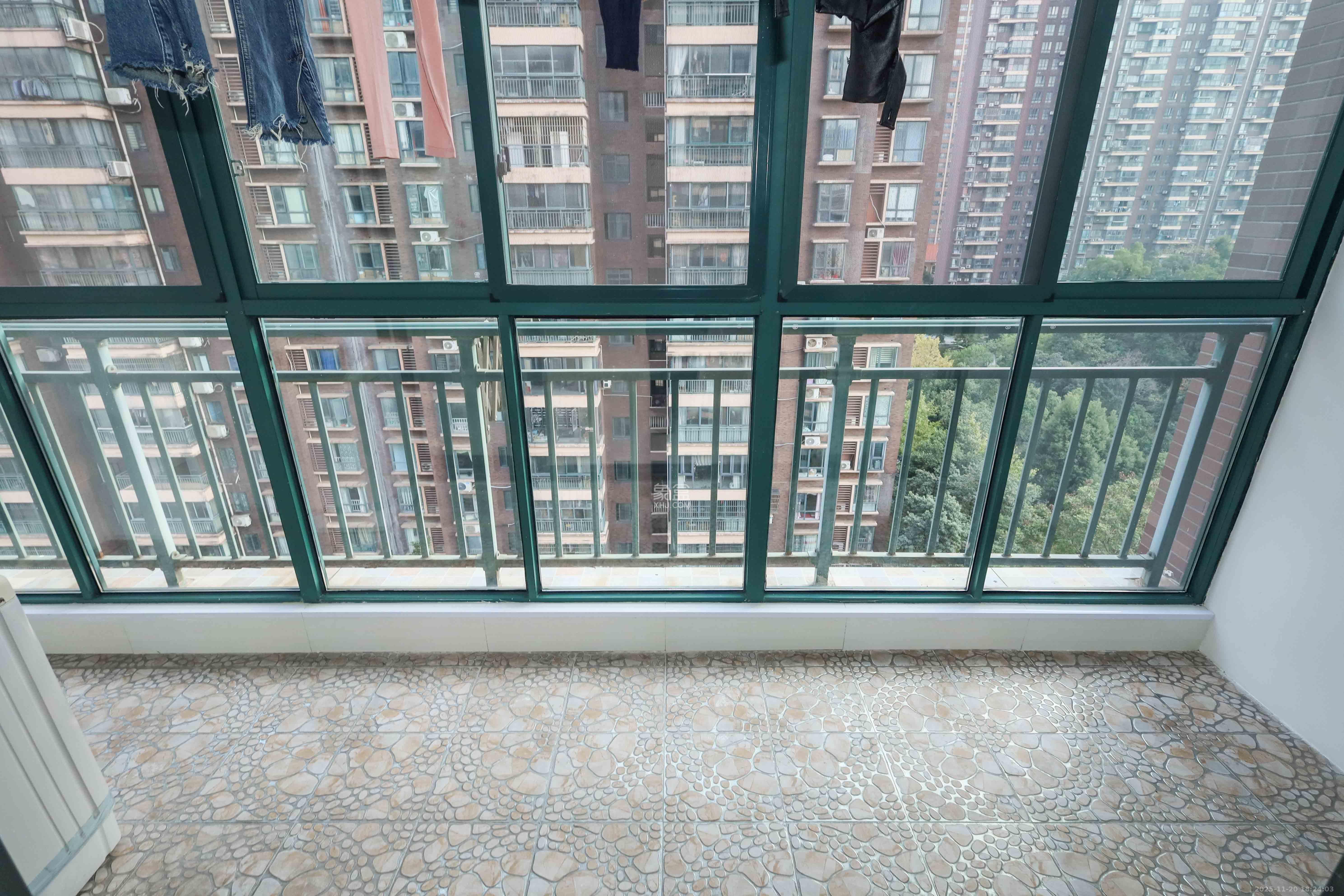 麓谷公馆(涉外国际公馆) 2室2厅1卫 68.0万 麓谷公馆(涉外国际公馆) 2室2厅1卫 68.0万阳台