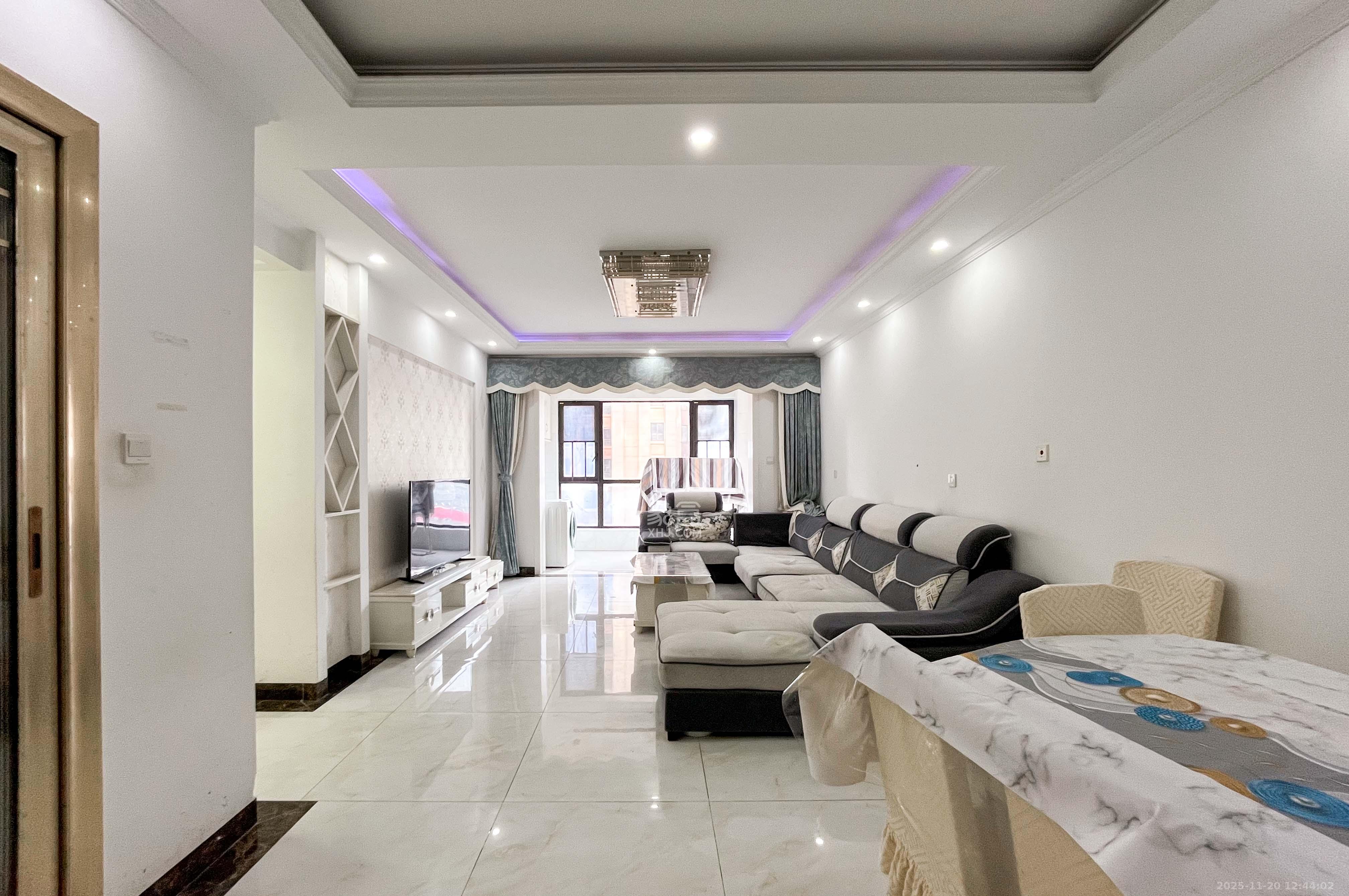 梅溪湖金茂悦(金悦雅苑) 3室2厅2卫 180.0万 梅溪湖金茂悦(金悦雅苑) 3室2厅2卫 180.0万客厅