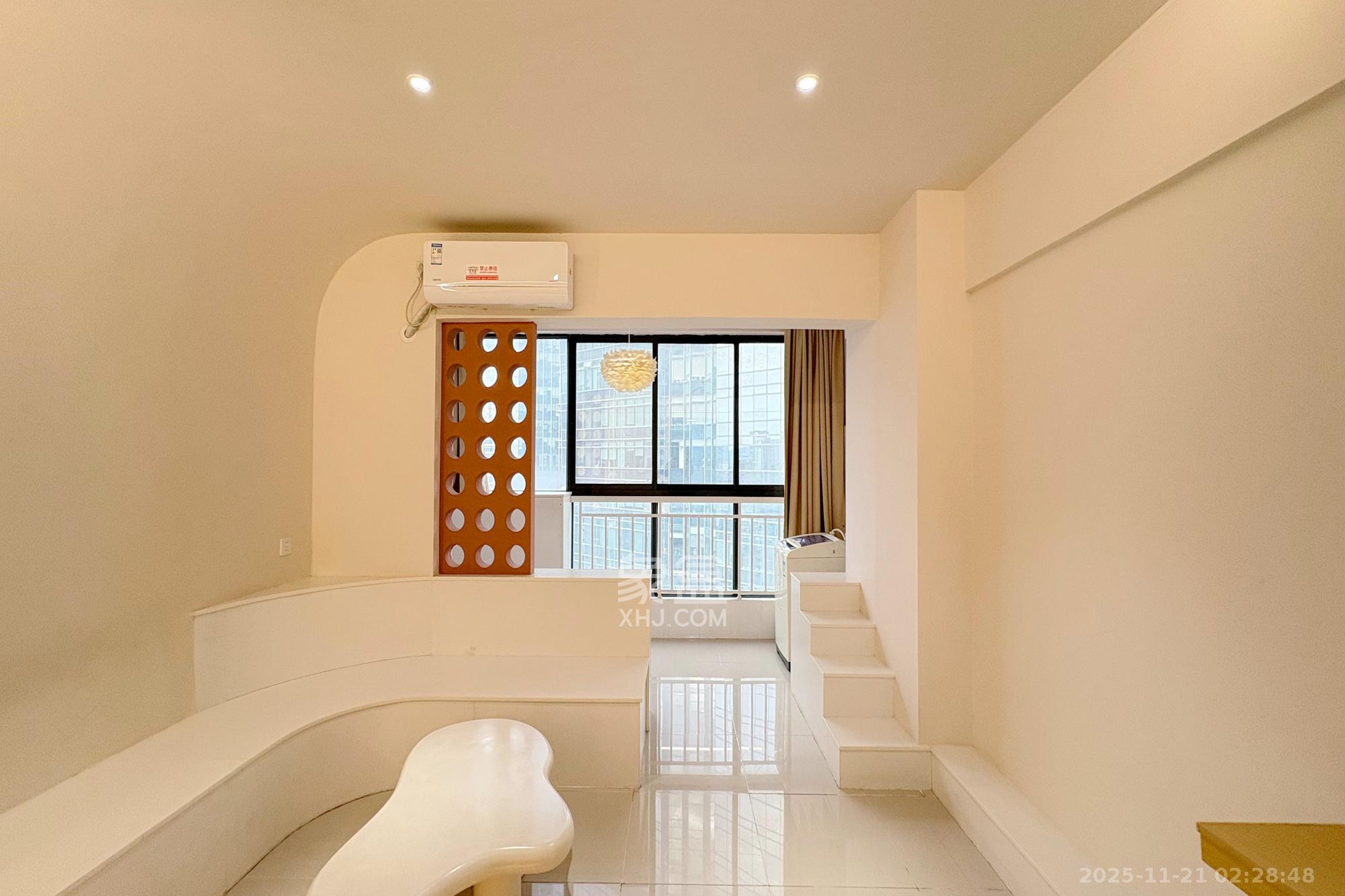 七彩丽都  1室1厅1卫    55.0万客厅