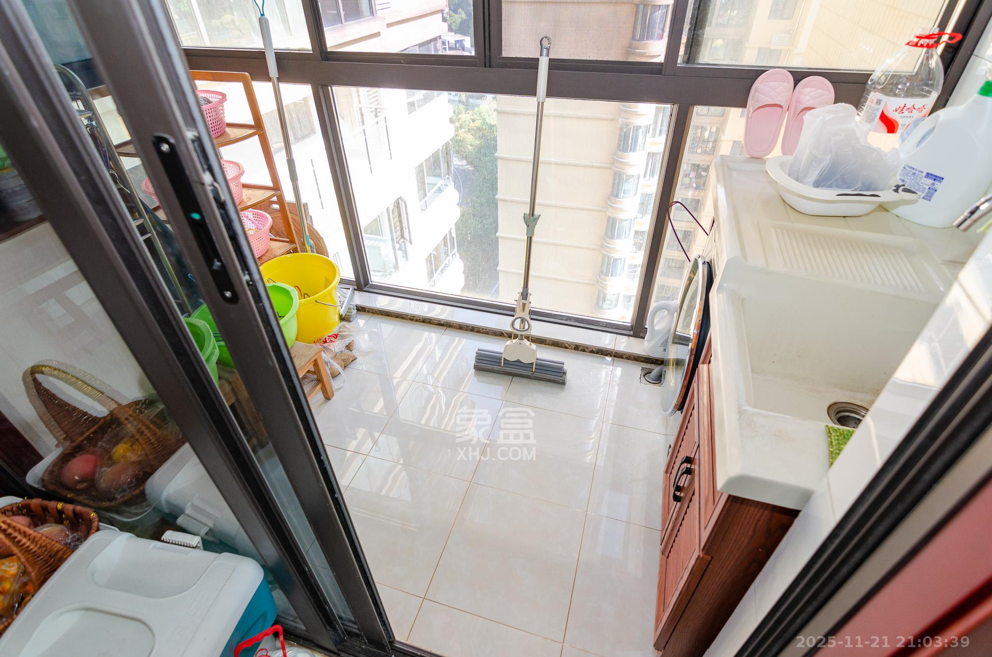 三润城(三润星城) 5室2厅2卫 153.8万 三润城(三润星城) 5室2厅2卫 153.8万阳台