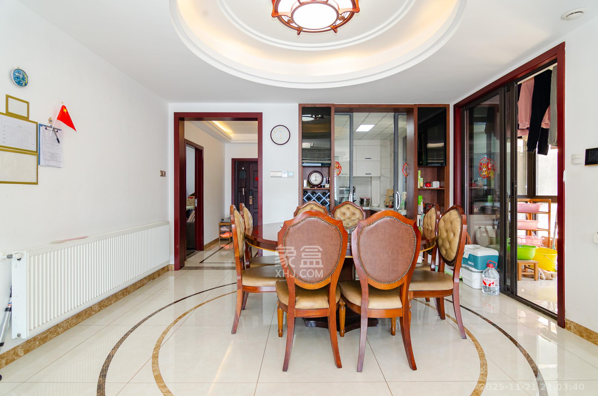 三润城（三润星城）  5室2厅2卫    153.8万客厅